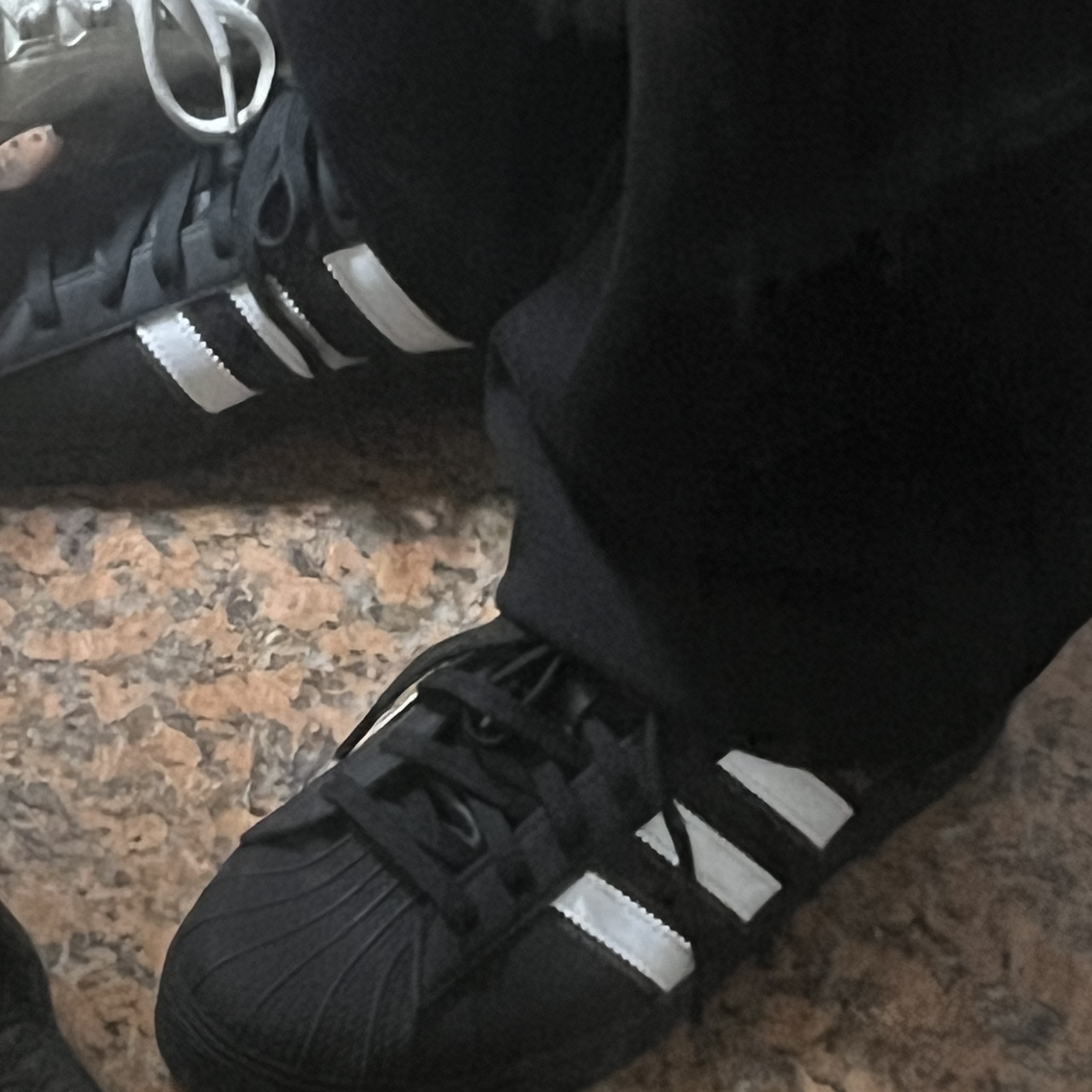Adidas Superstar Core Black White 착용 스타일