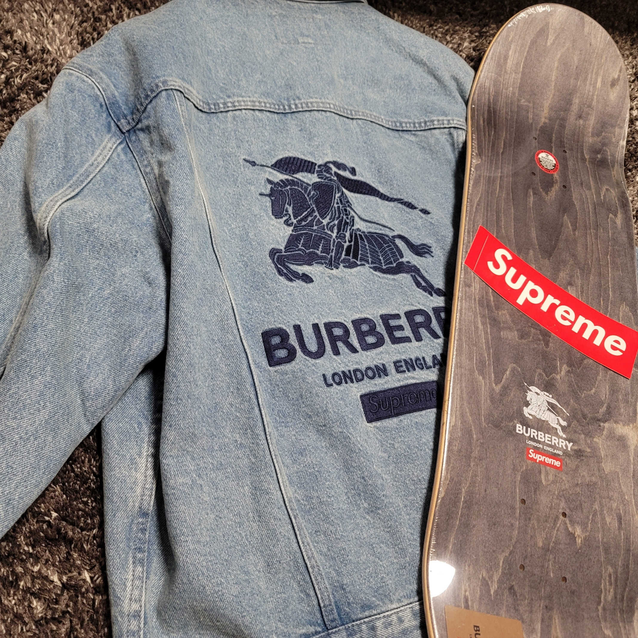 Supreme x Burberry Denim Trucker Jacket Washed Blue - 22SS, Supreme x Burberry Skateboard Deck Beige - 22SS 착용 스타일