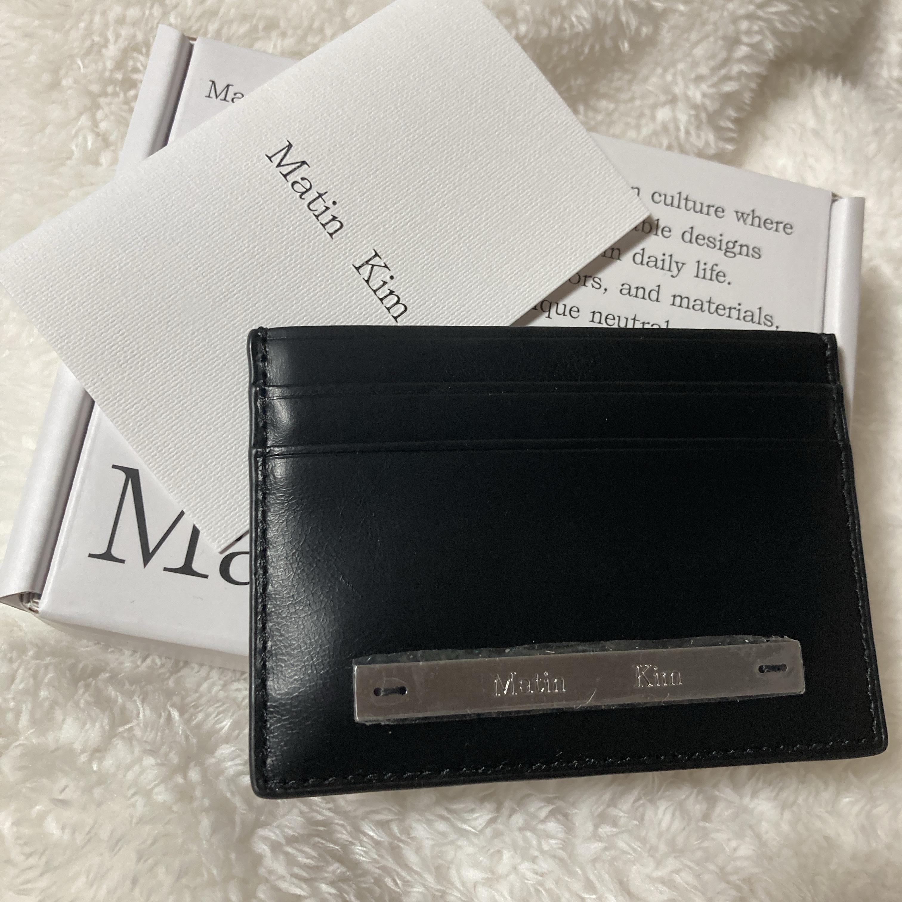 Matin Kim Vintage Card Wallet Black 착용 스타일