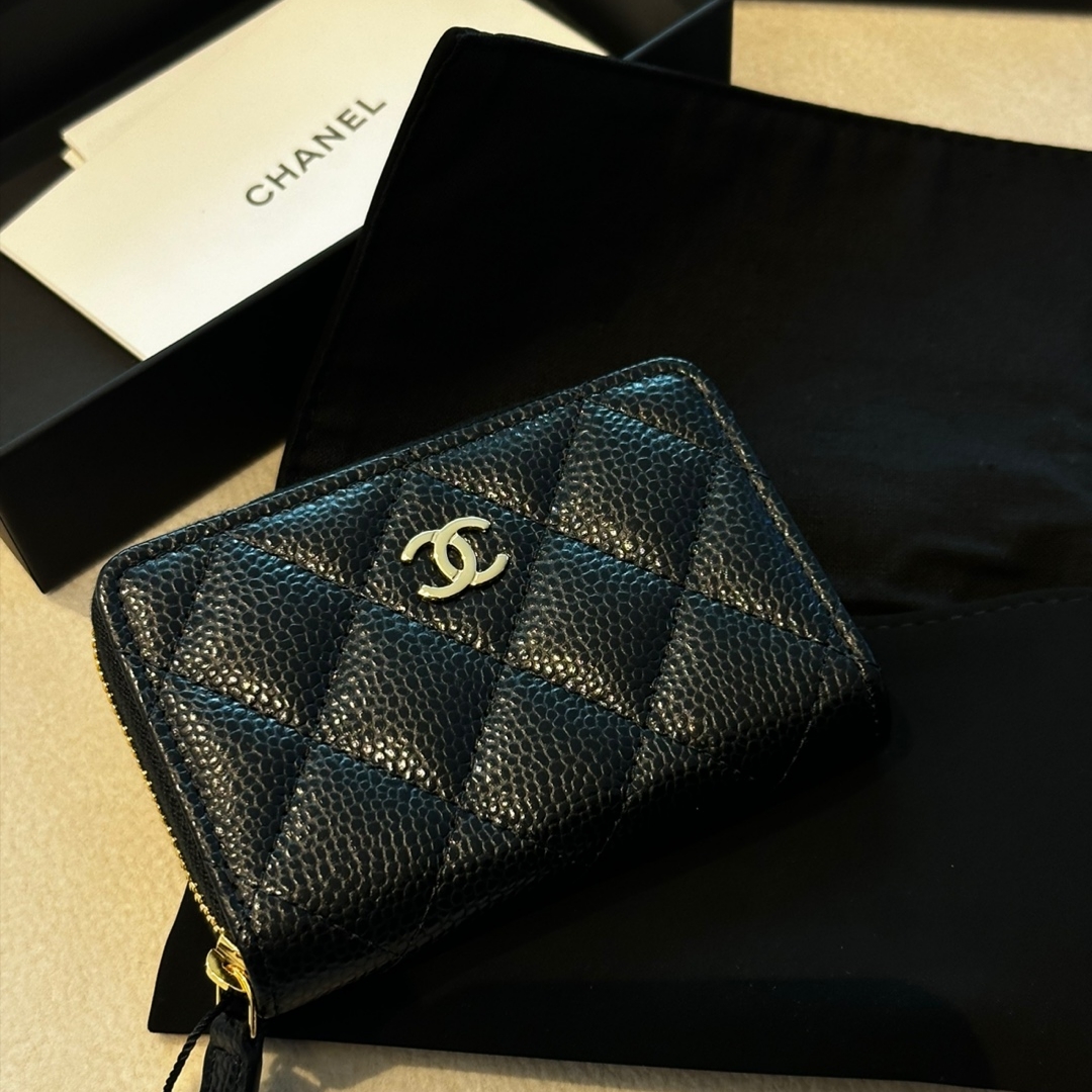 Chanel Classic Zipped Coin Purse Grained Calfskin & Gold Black 착용 스타일