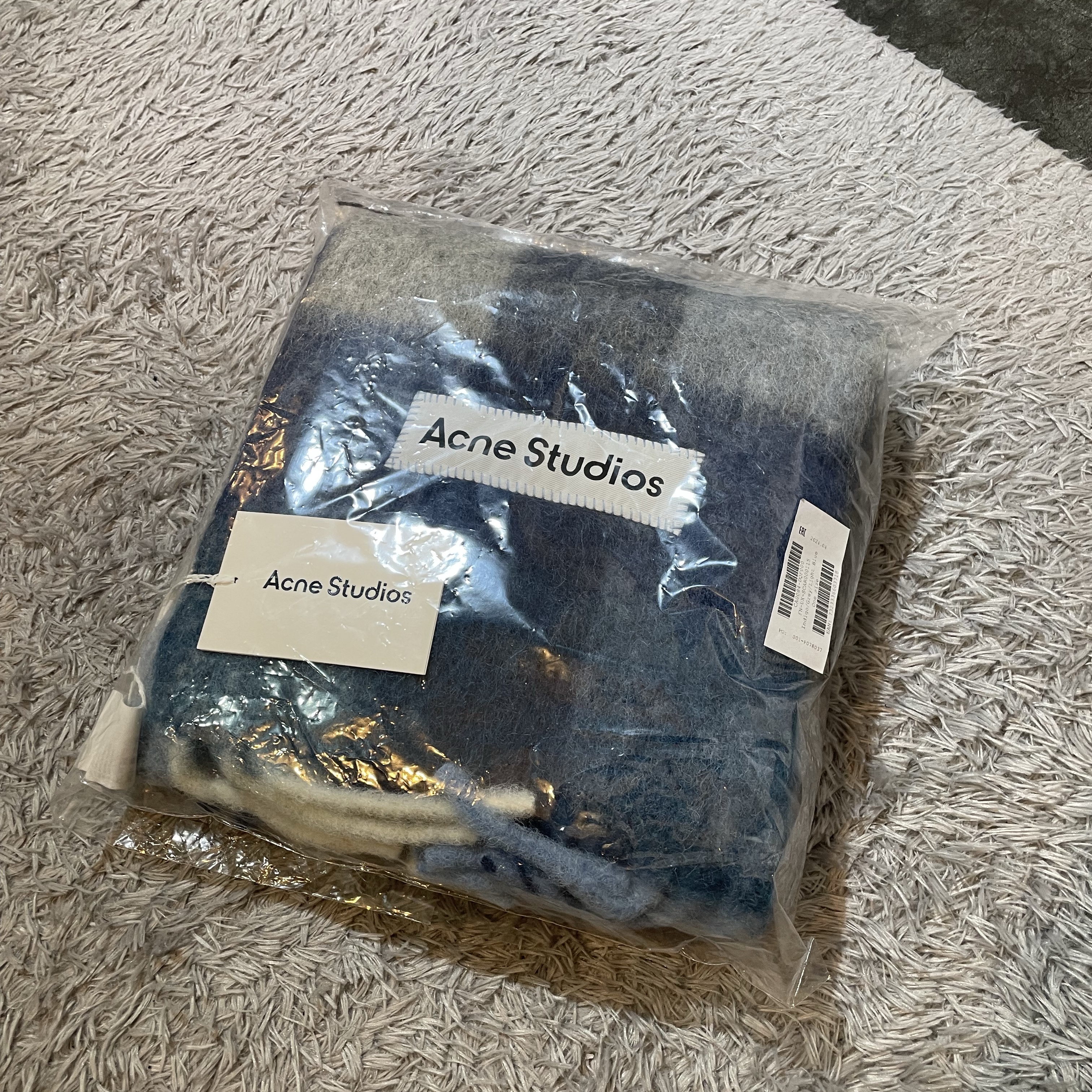 Acne Studios Mohair Checked Muffler Indigo Grey Light Blue, Acne Studios Mohair Check Muffler Fuchsia Lilac Pink 착용 스타일 - 1