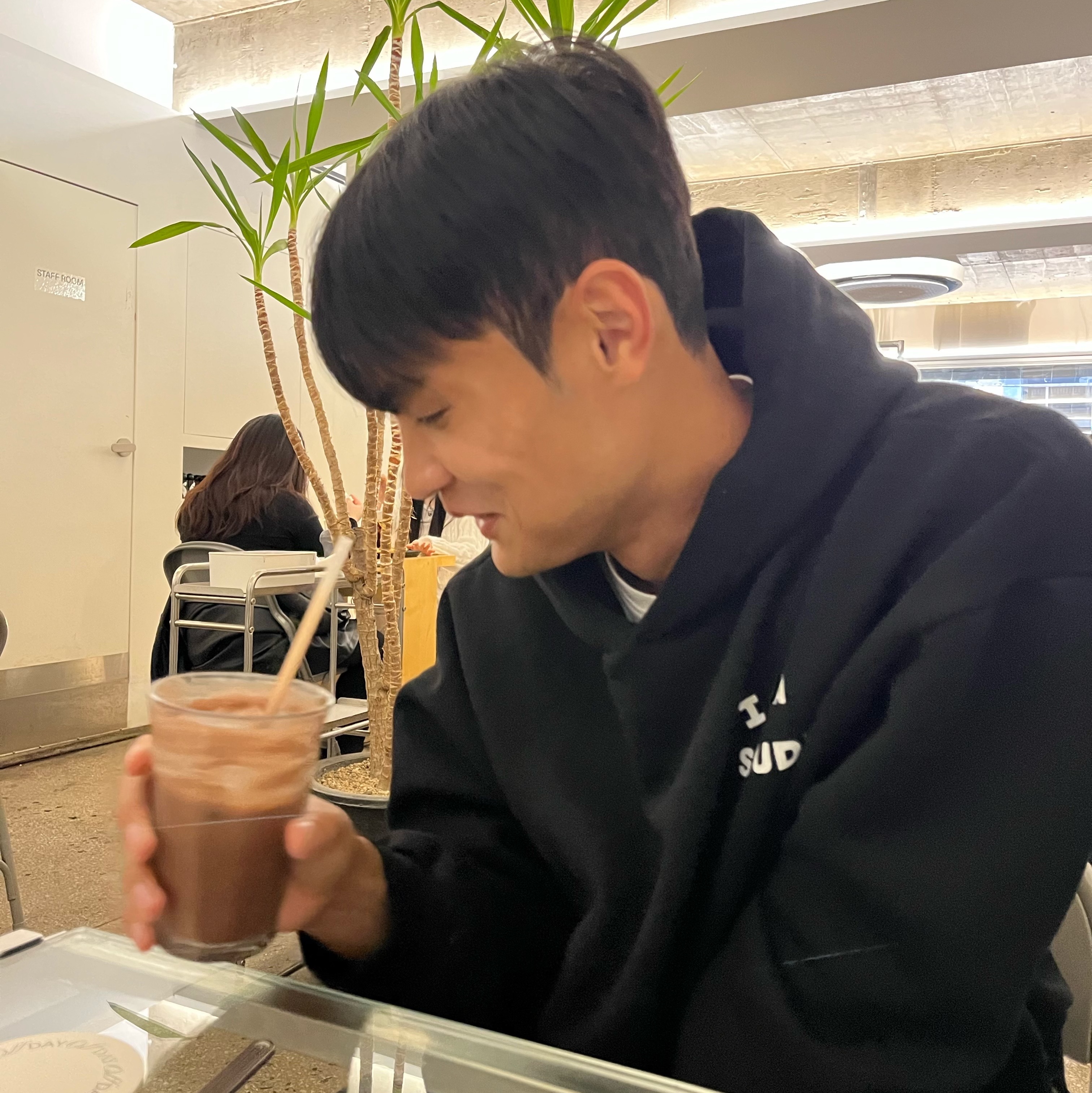 IAB Studio Hoodie Black 착용 스타일