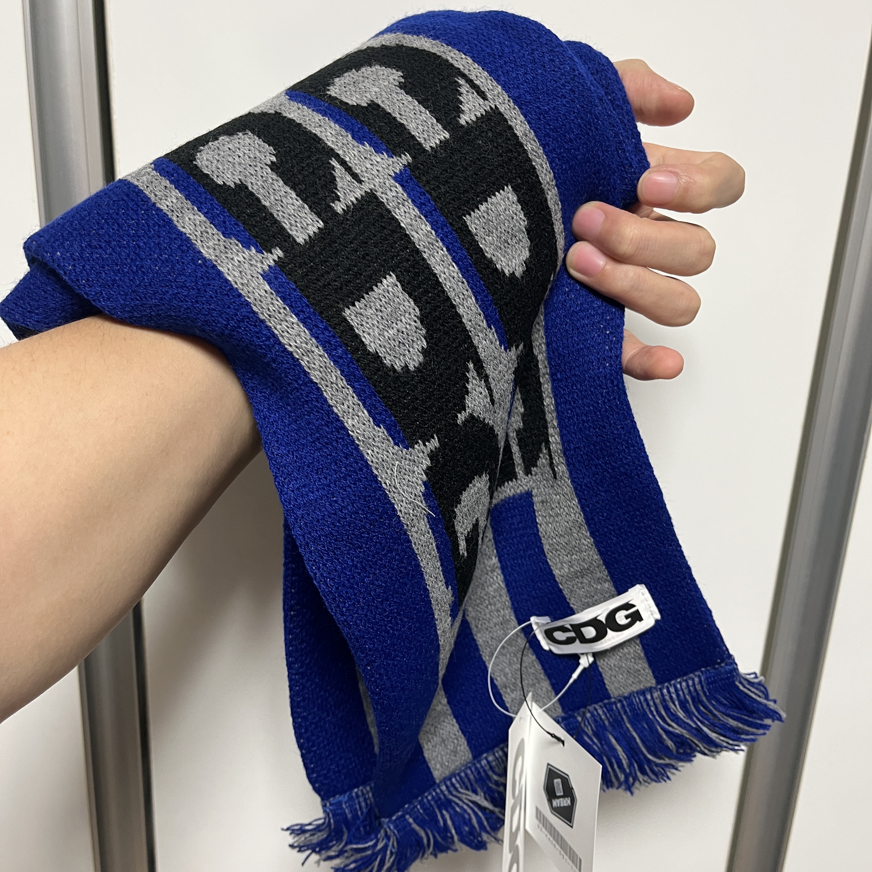 CDG Logo Check Muffler Blue 착용 스타일