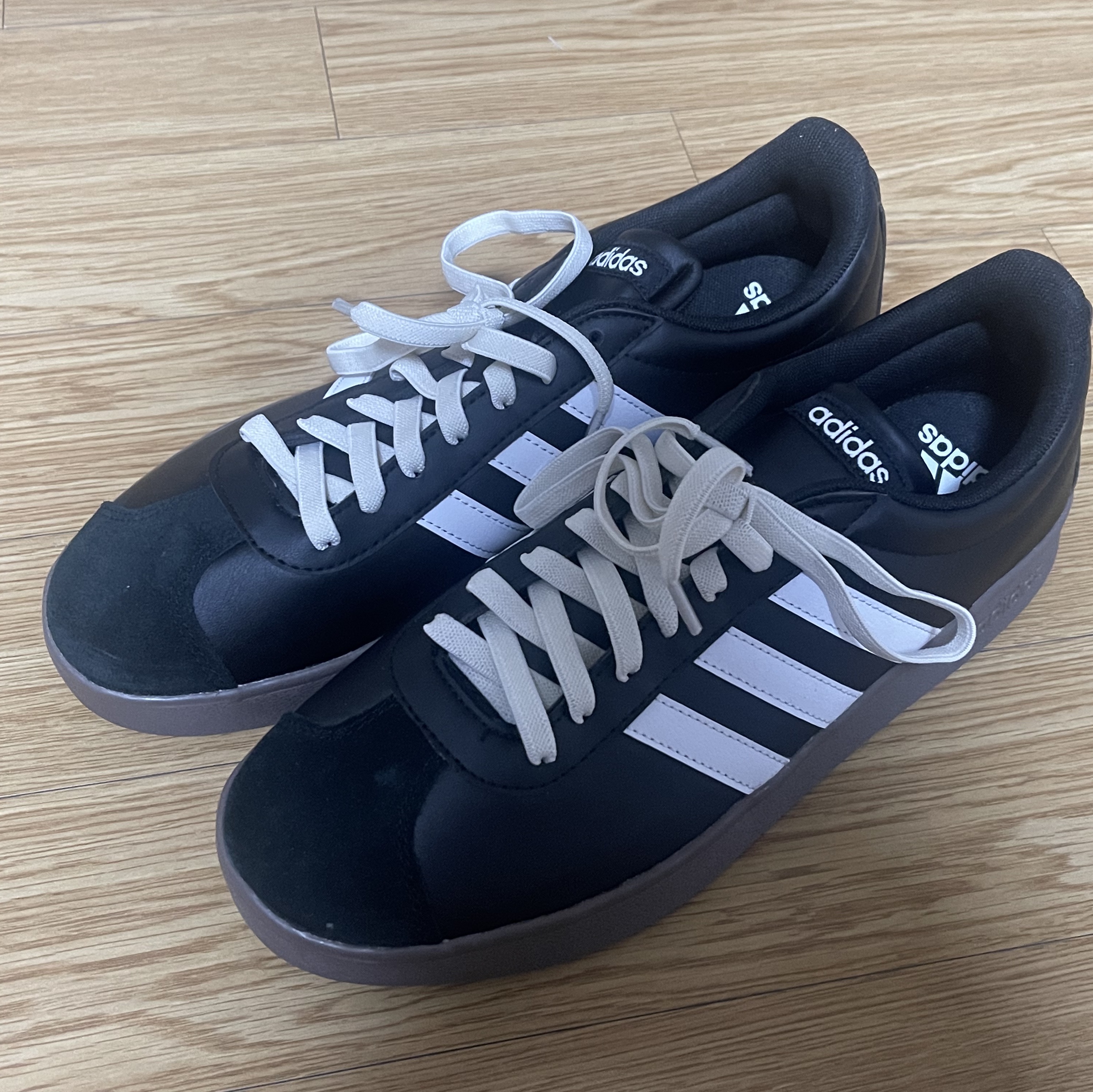Adidas VL Court Base Core Black Cloud White 착용 스타일 - 2