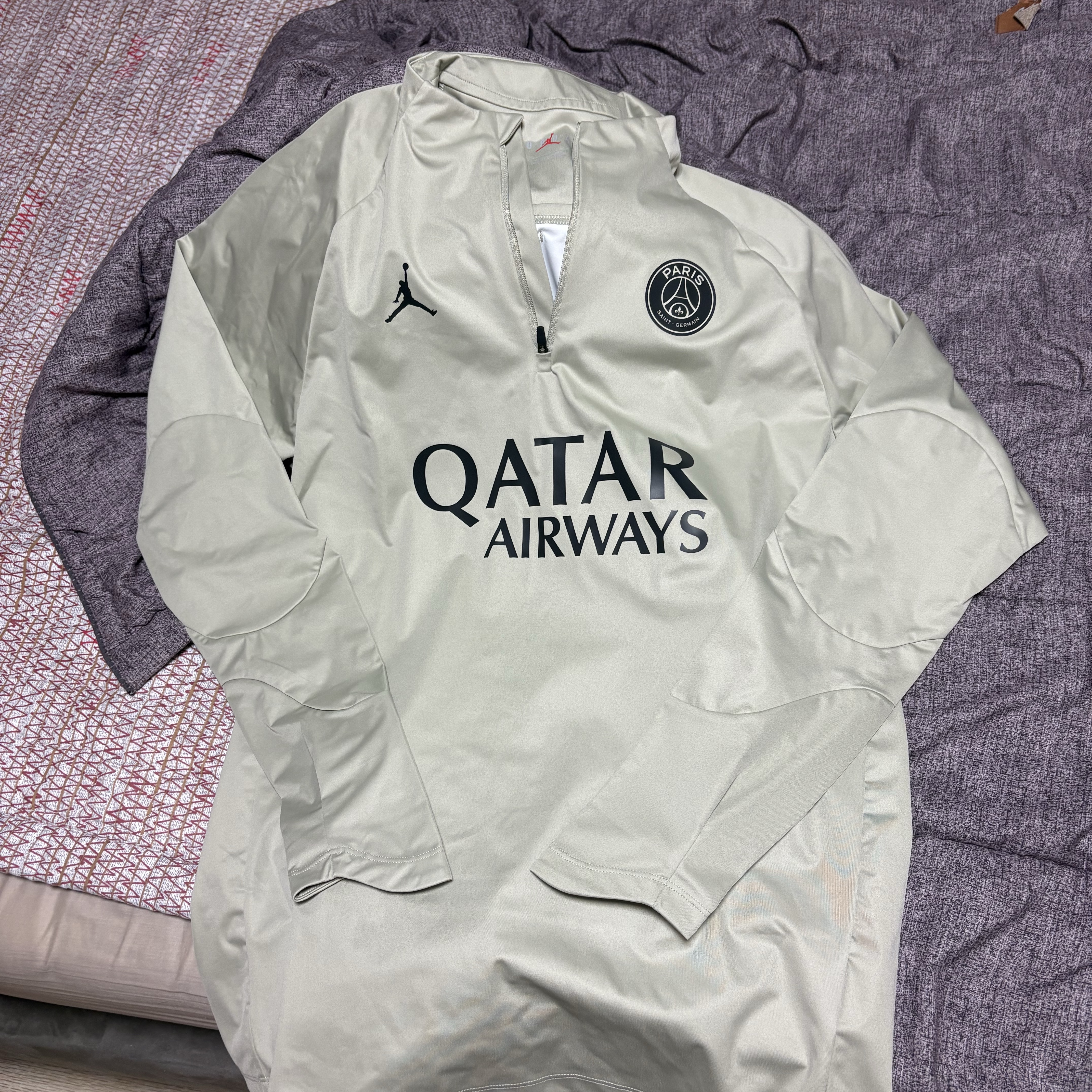 Jordan x Paris Saint-Germain Strike Storm-Fit Winter Warrior Third Soccer Drill Top Stone Black 착용 스타일