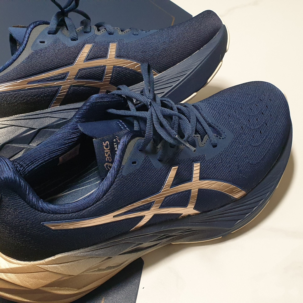 Asics Novablast 4 Platinum Blue Expanse Champagne 착용 스타일