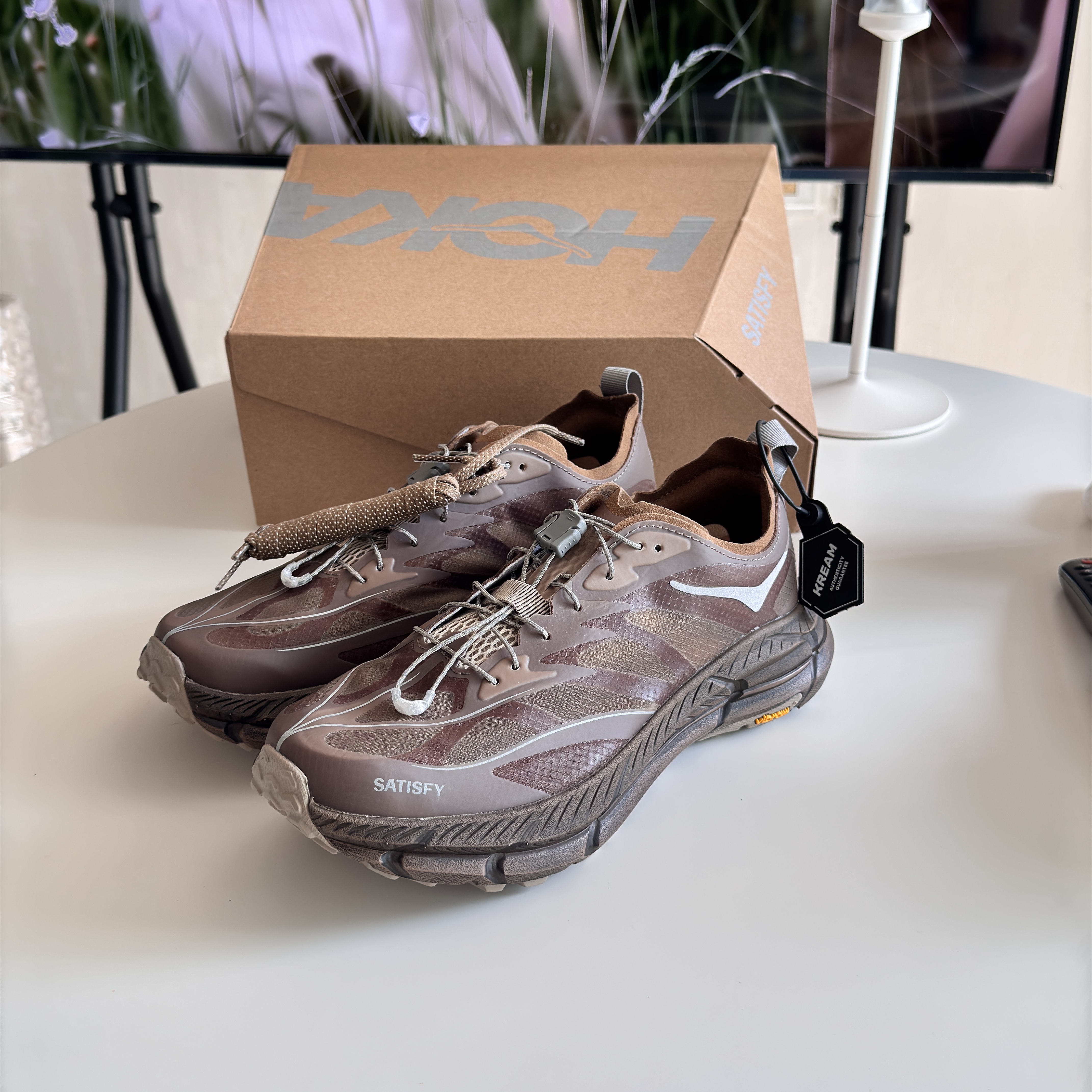 Hoka x Satisfy Mafate Speed 4 Lite Rubber 착용 스타일 - 1