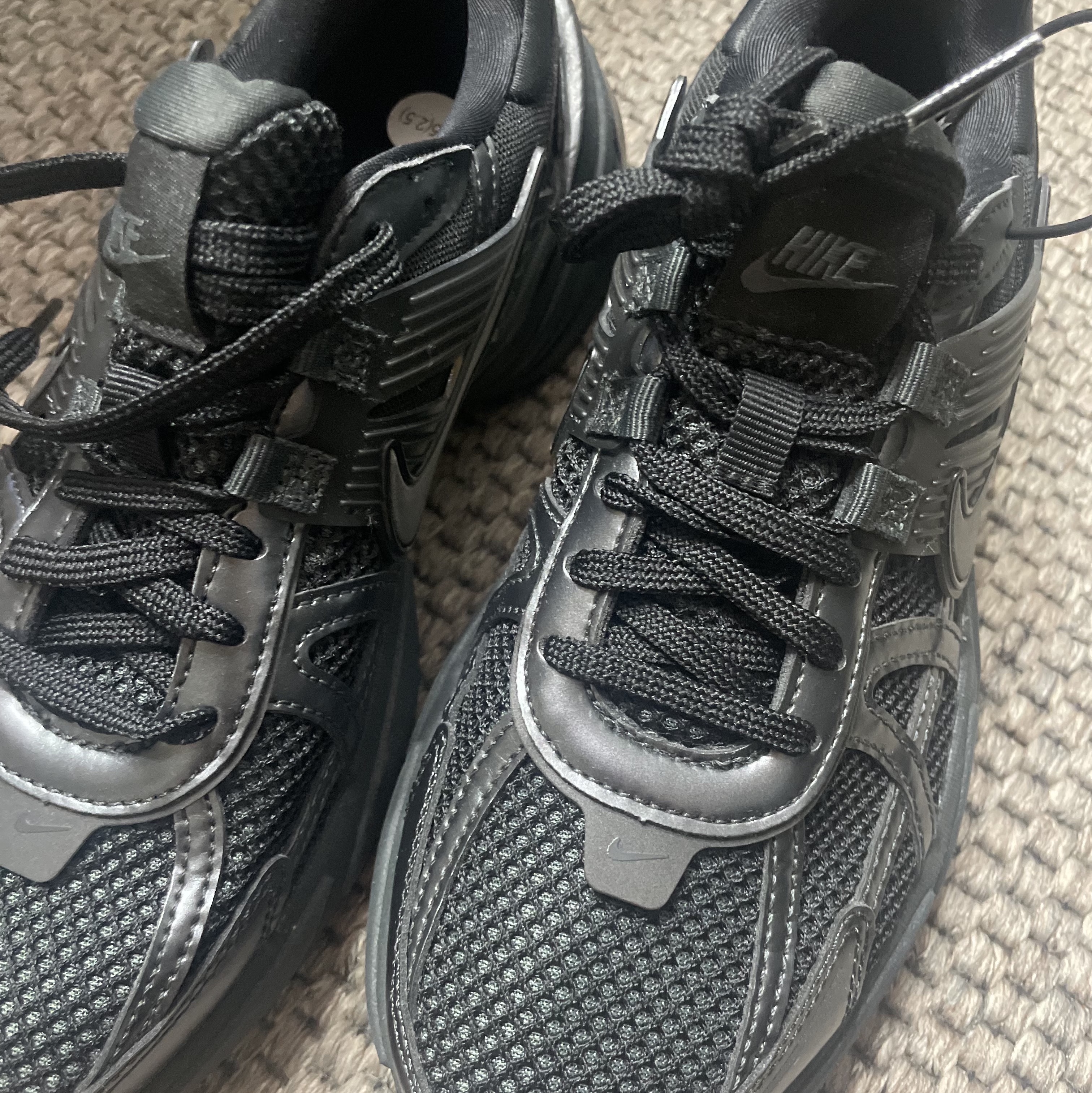 Nike V2K Run Black Anthracite 착용 스타일