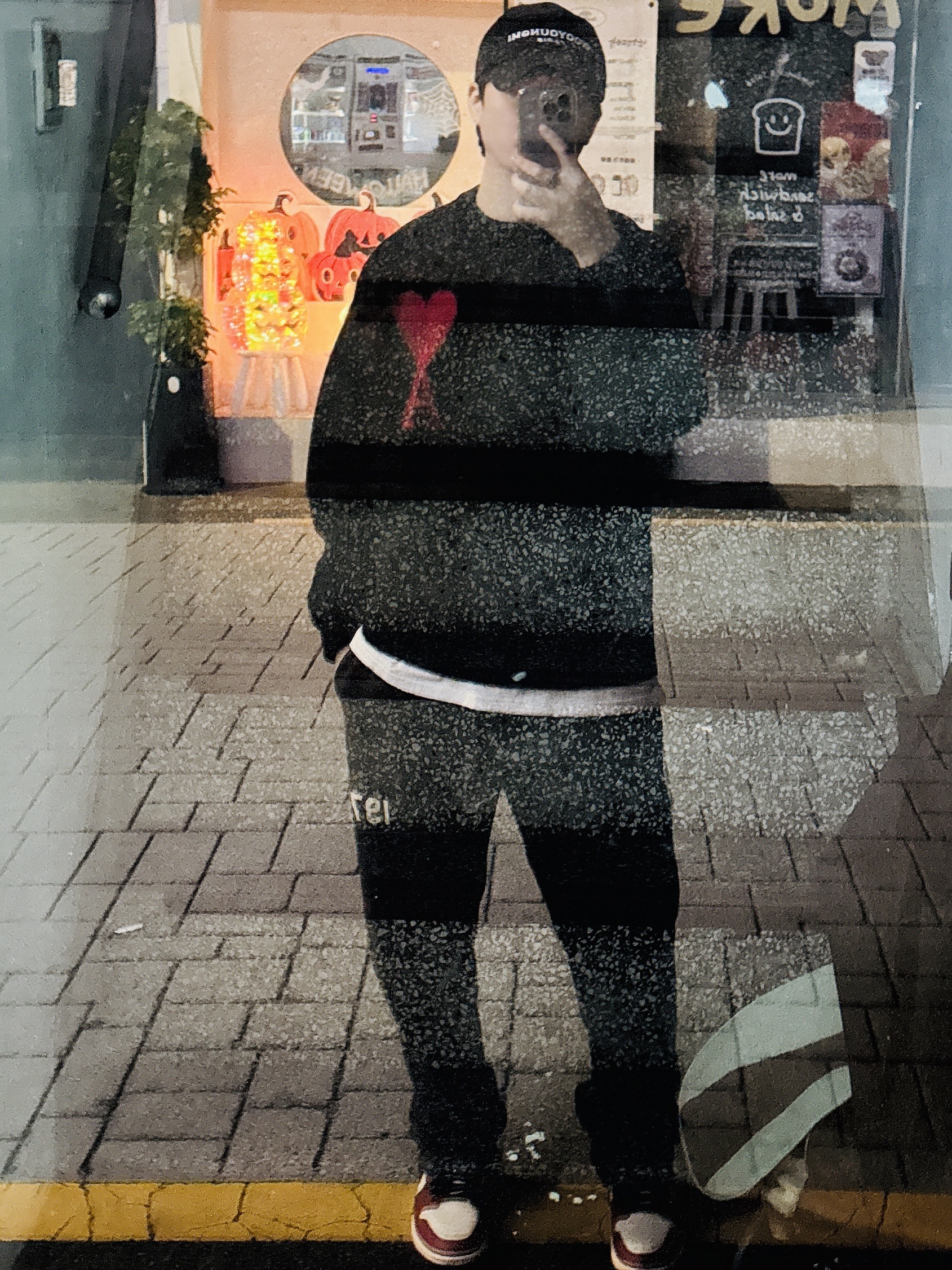 AMI de Coeur Oversize Intarsia Sweater Black Red 착용 스타일