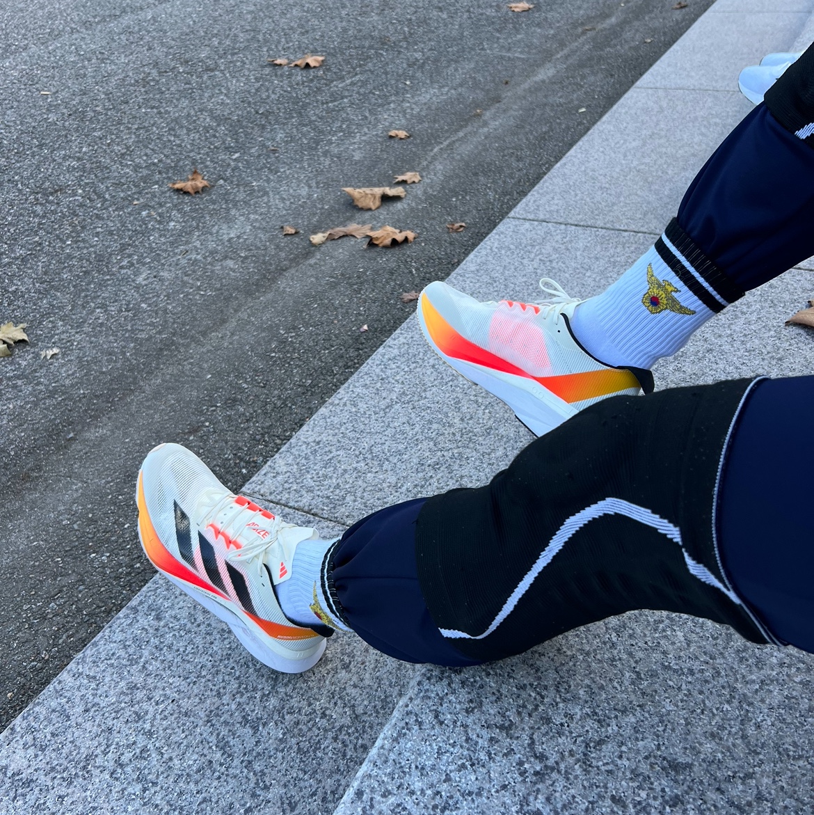 Adidas Adizero Boston 12 Ivory Solar Red 착용 스타일 - 1