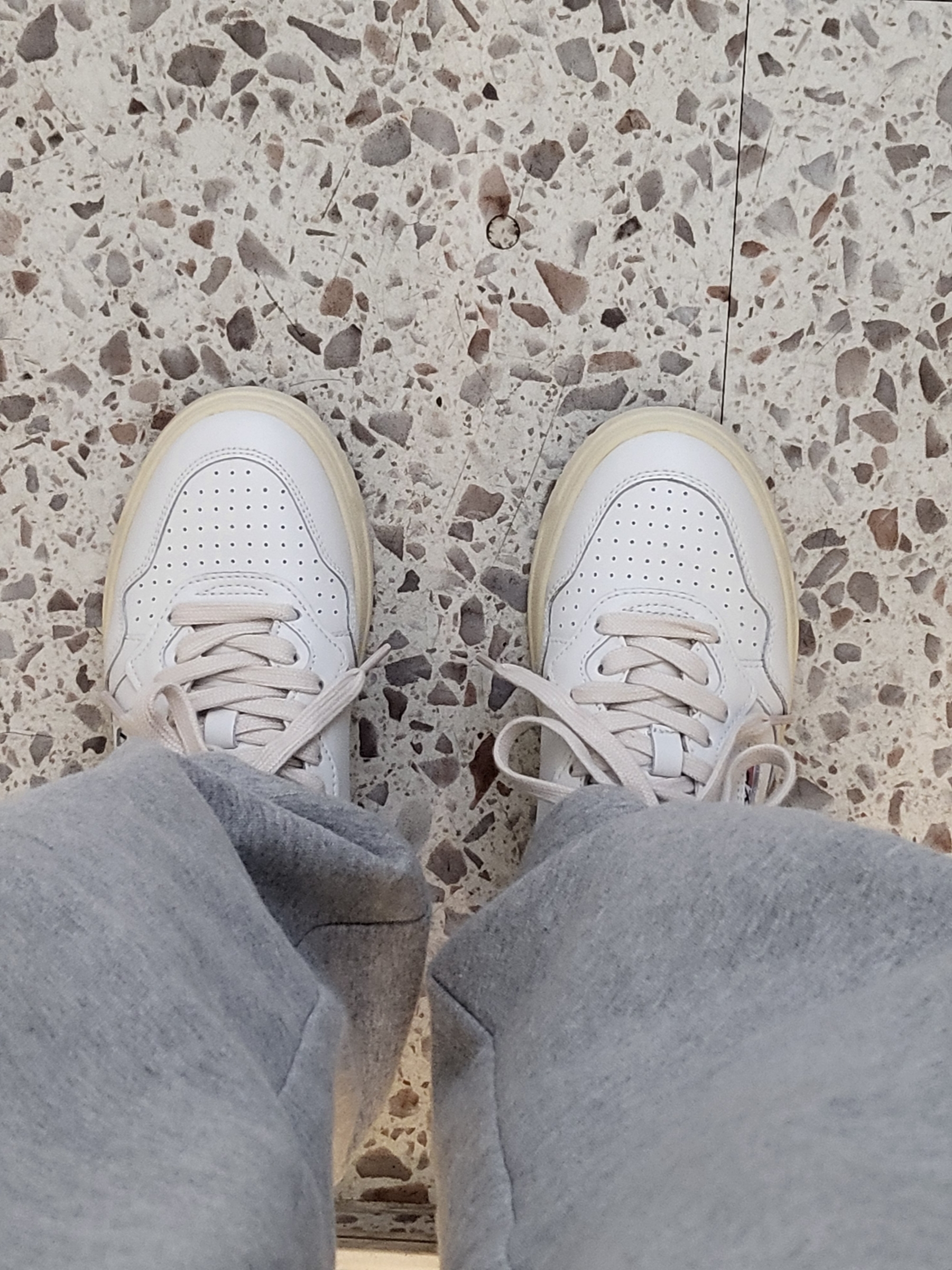 (W) Autry Medalist Low Leather Sneakers White Black 착용 스타일 - 2