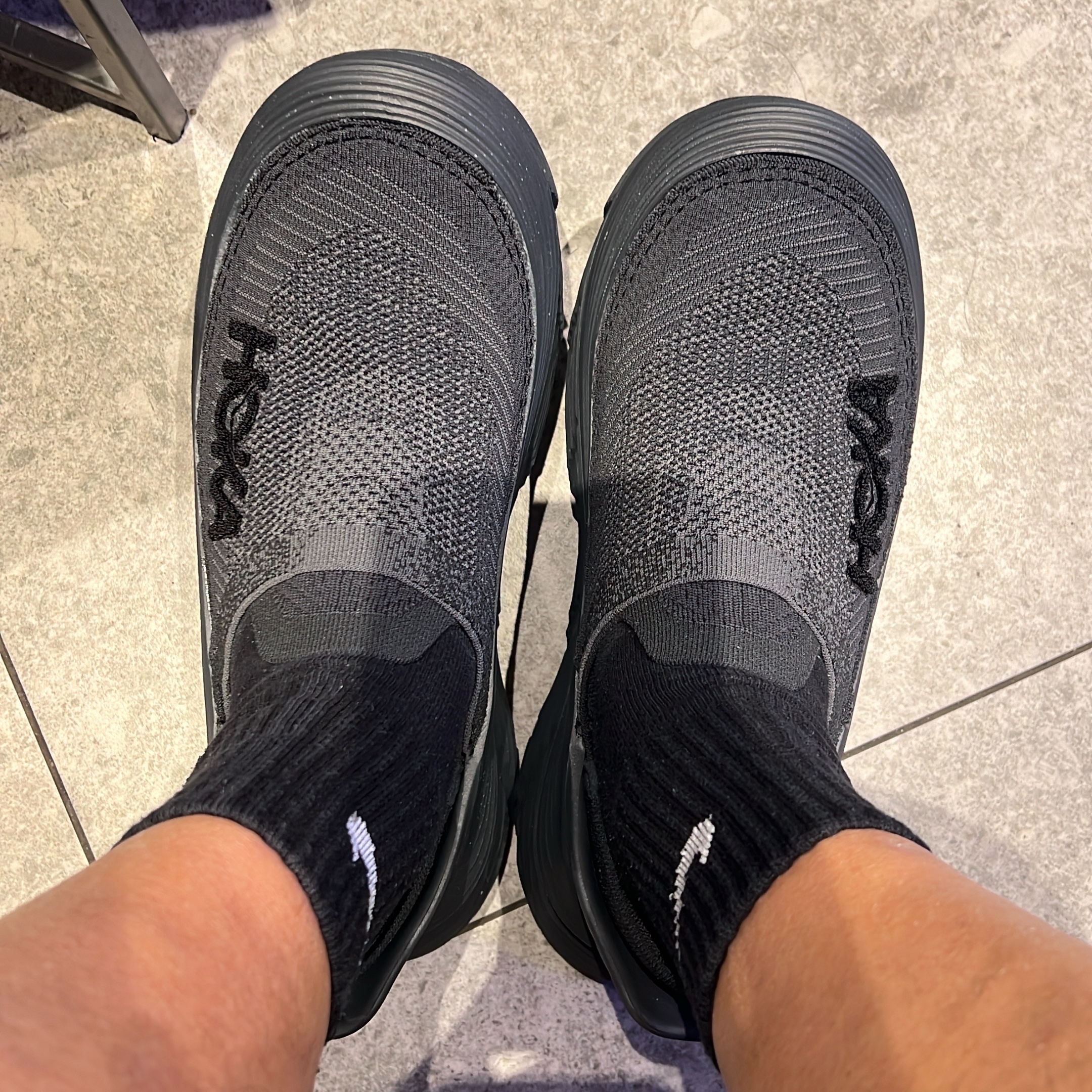 Hoka Restore TC Black 착용 스타일