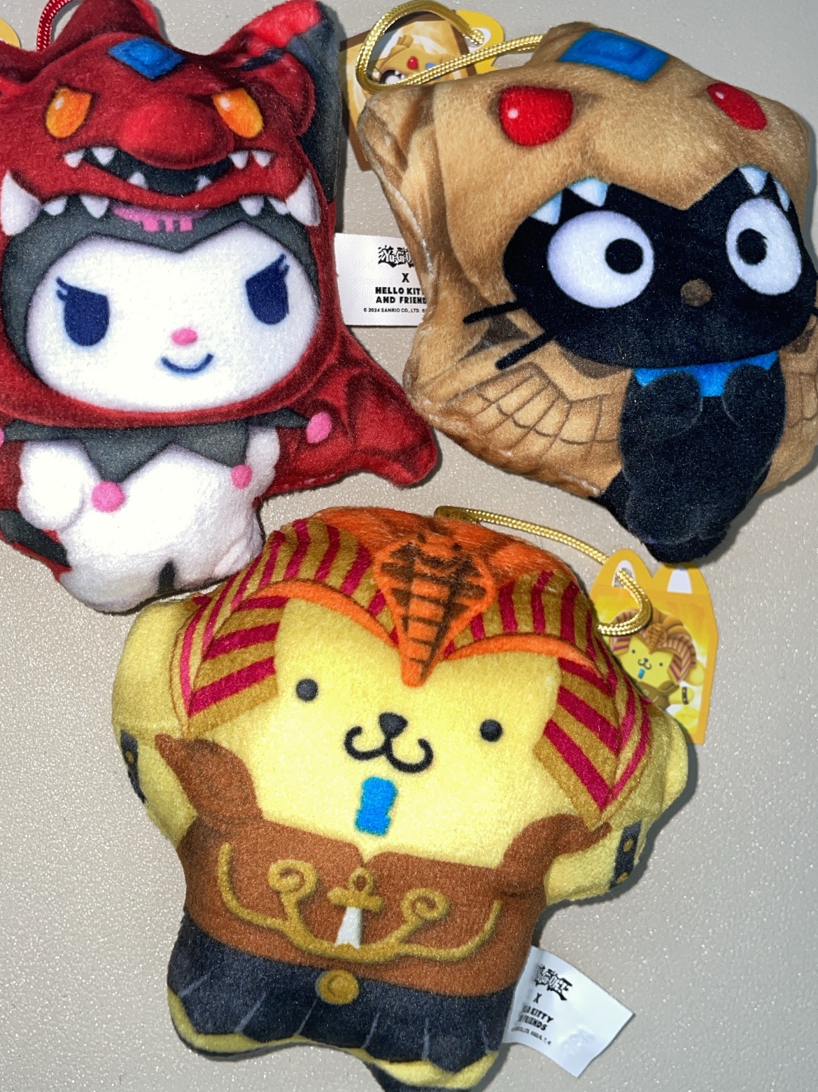 Sanrio x McDonald's x Yu-Gi-Oh Kuromi Slifer the Sky Dragon, Sanrio x McDonald's x Yu-Gi-Oh Pompompurin Exodia the Forbidden One 착용 스타일