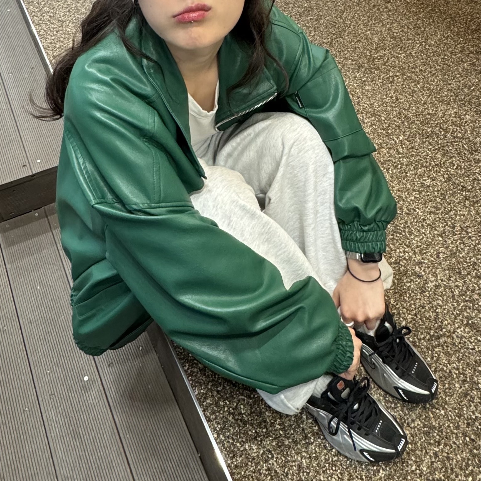 Nike Shox R4 Black and Metallic Silver 착용 스타일