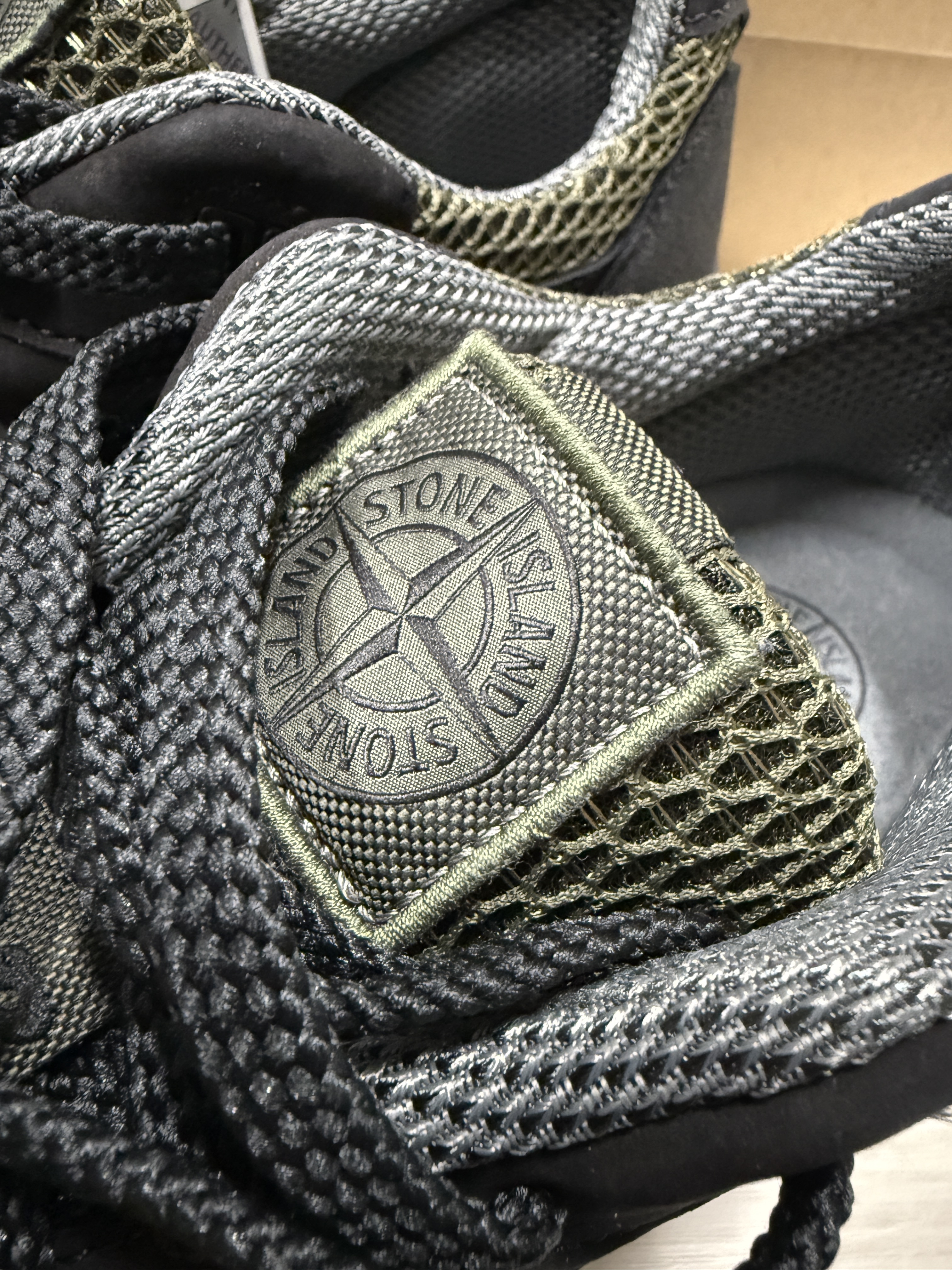 New Balance x Stone Island 991v2 Made in UK Black Olive Night 착용 스타일 - 2