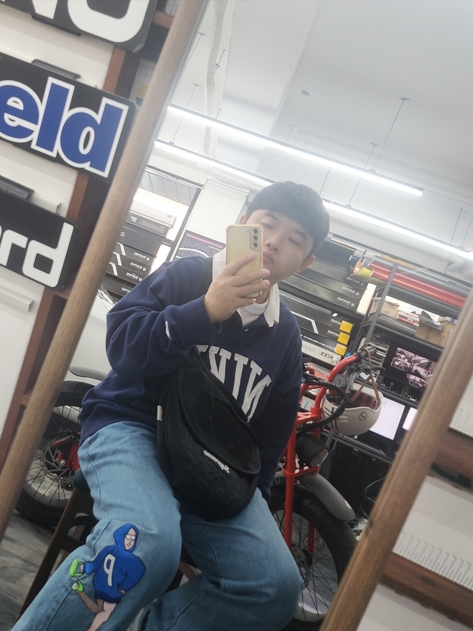 Palace Handbag Baggies Jean Stone Wash - 21SS, Supreme Small Messenger Bag Black - 22SS 착용 스타일