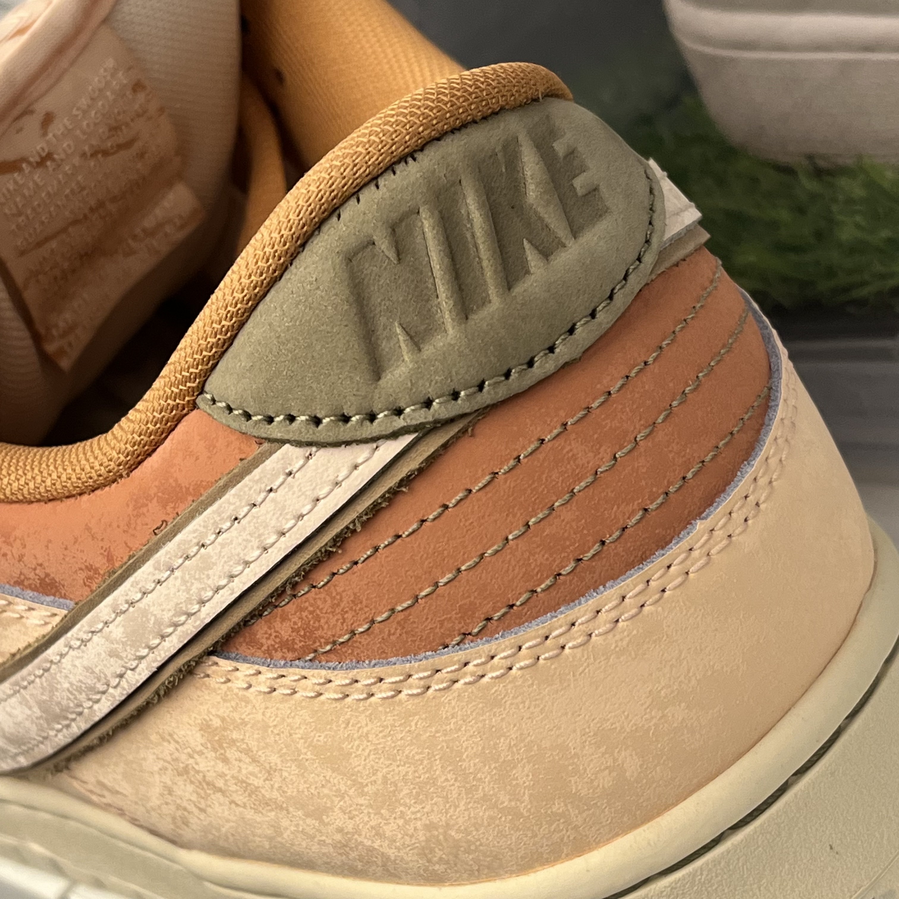Nike SB Dunk Low Pro Crimson Tint and Amber Brown 착용 스타일 - 2