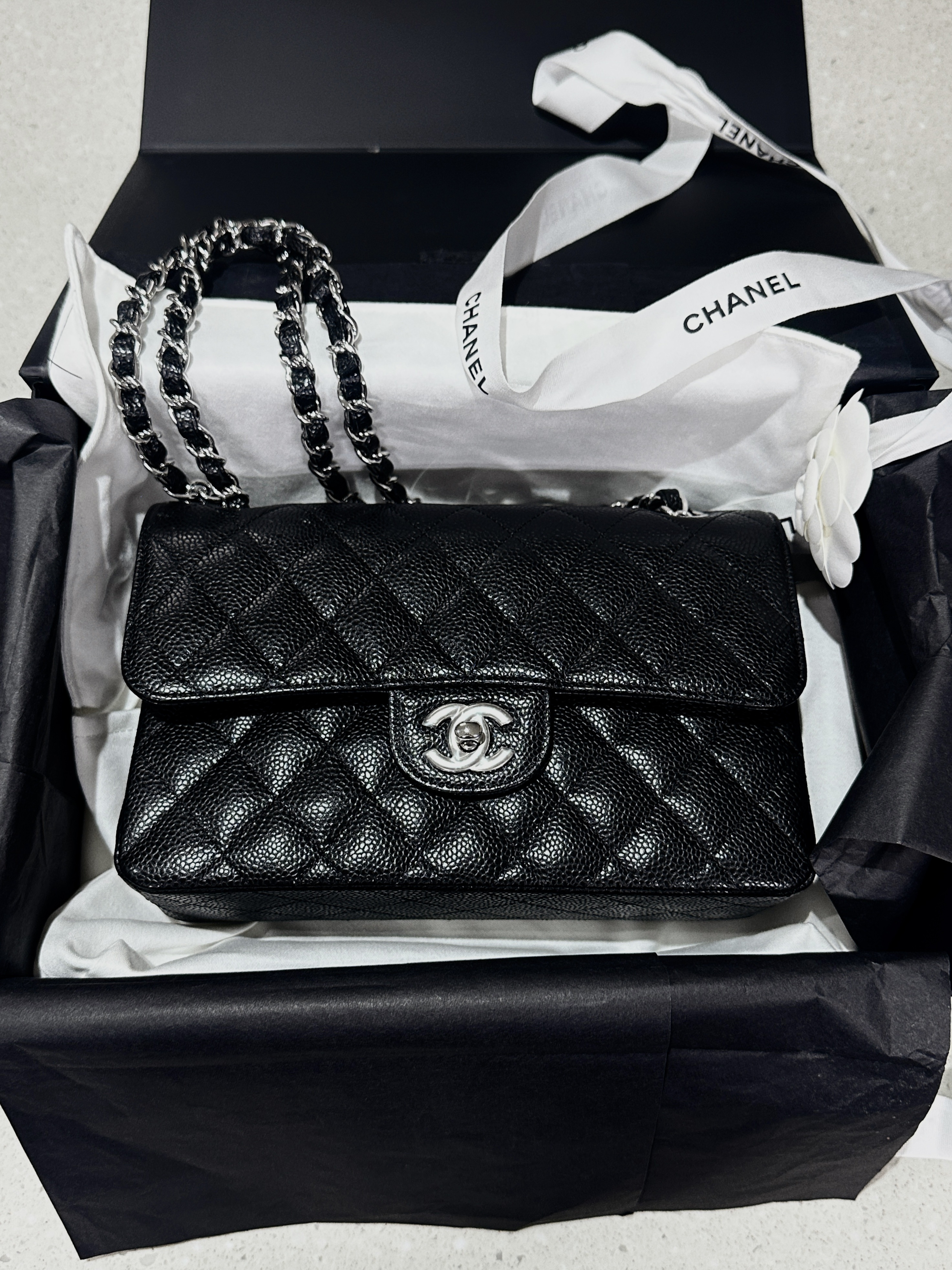 Chanel Small Classic Handbag Grained Calfskin & Silver Black 착용 스타일
