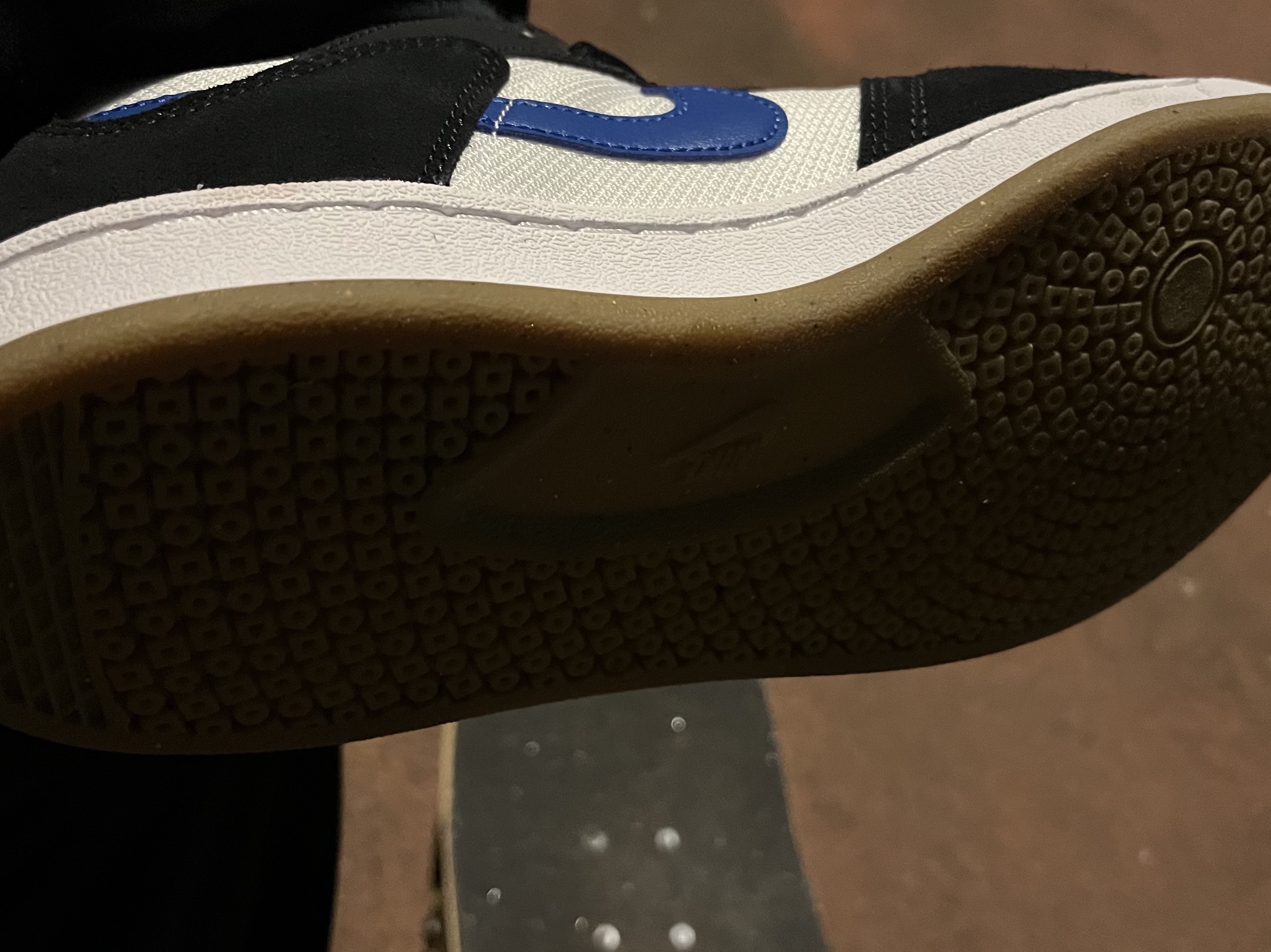 Nike SB Alleyoop White Team Royal 착용 스타일 - 2
