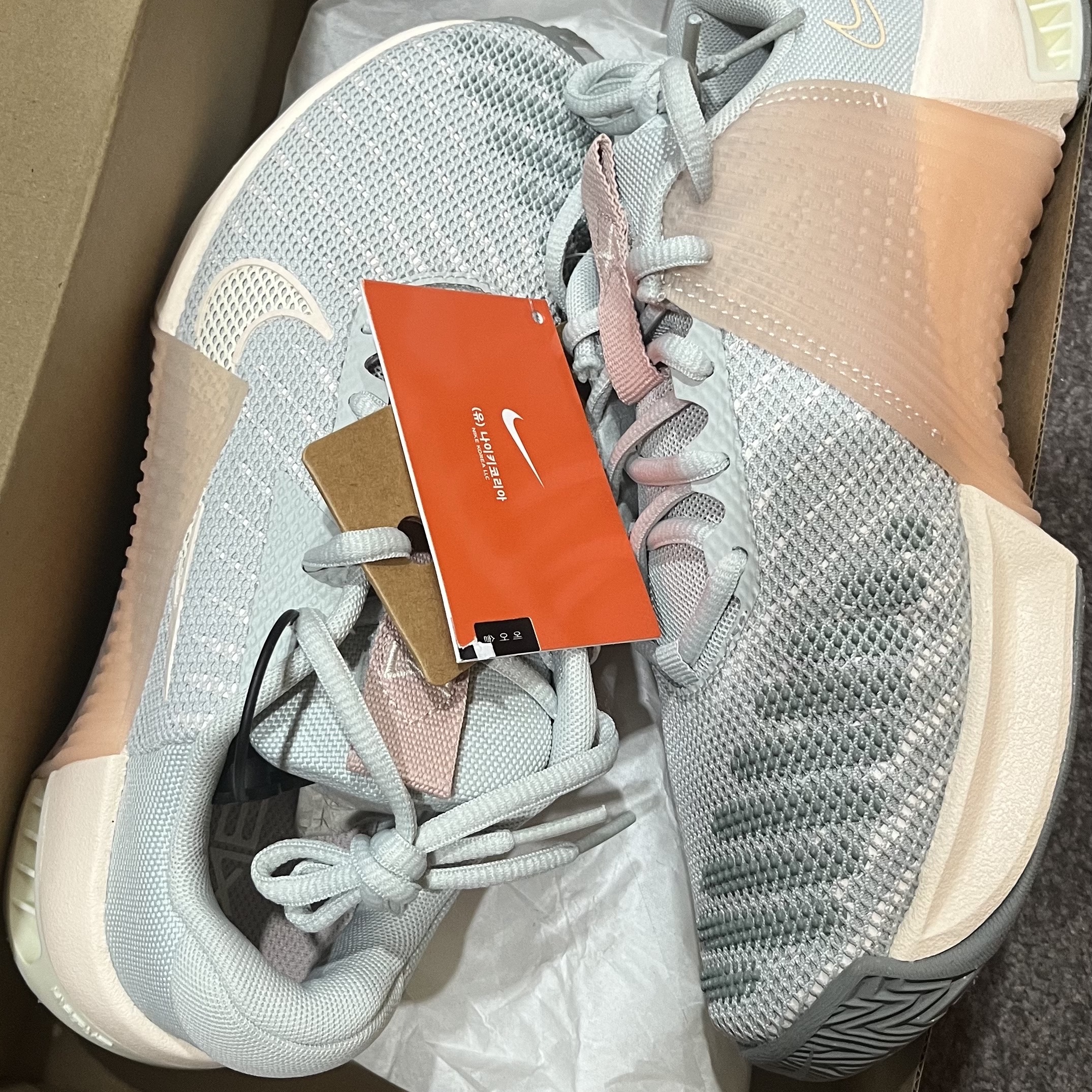 (W) Nike Metcon 9 Light Silver Guava Ice 착용 스타일