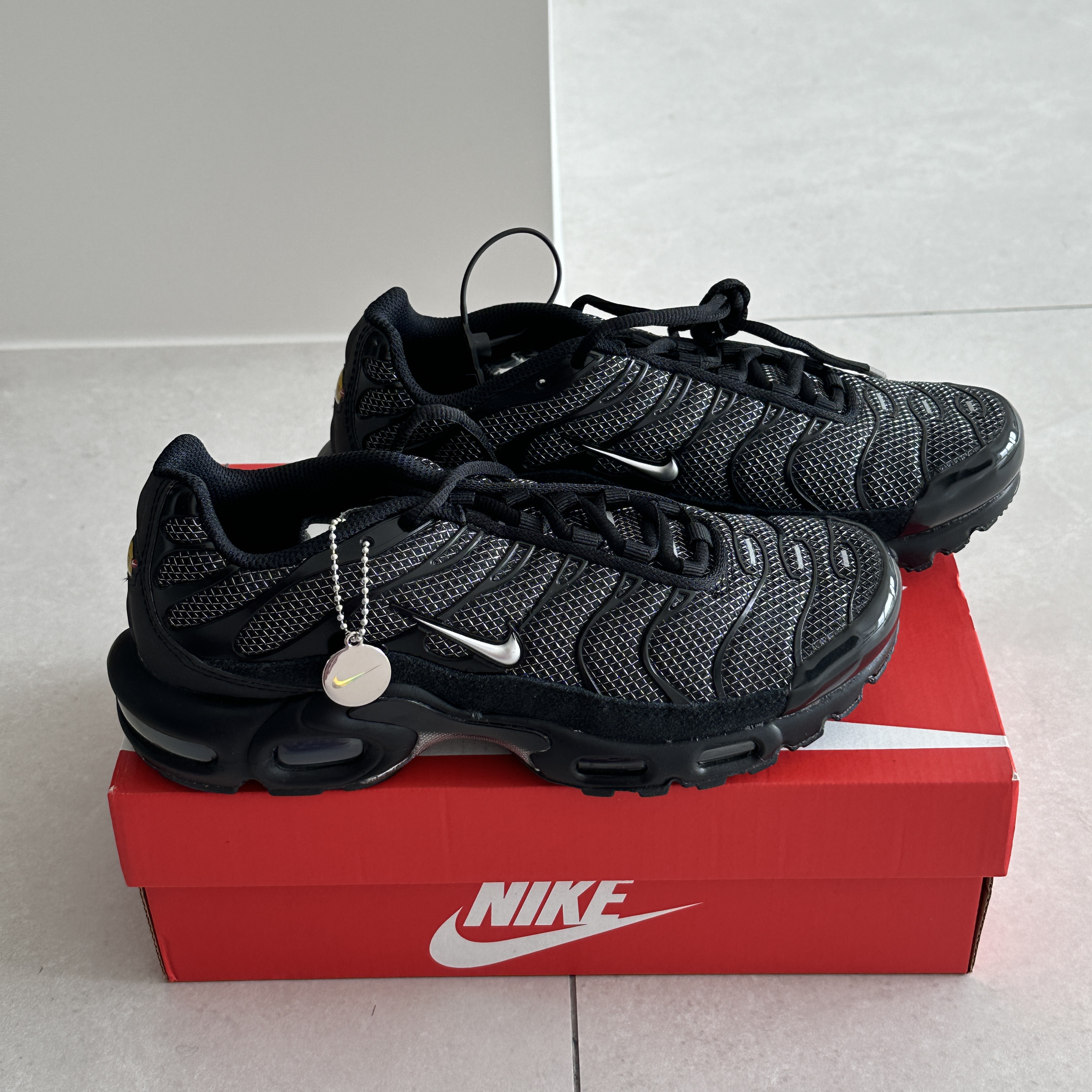 (W) Nike Air Max Plus Black Metallic Silver 착용 스타일 - 2