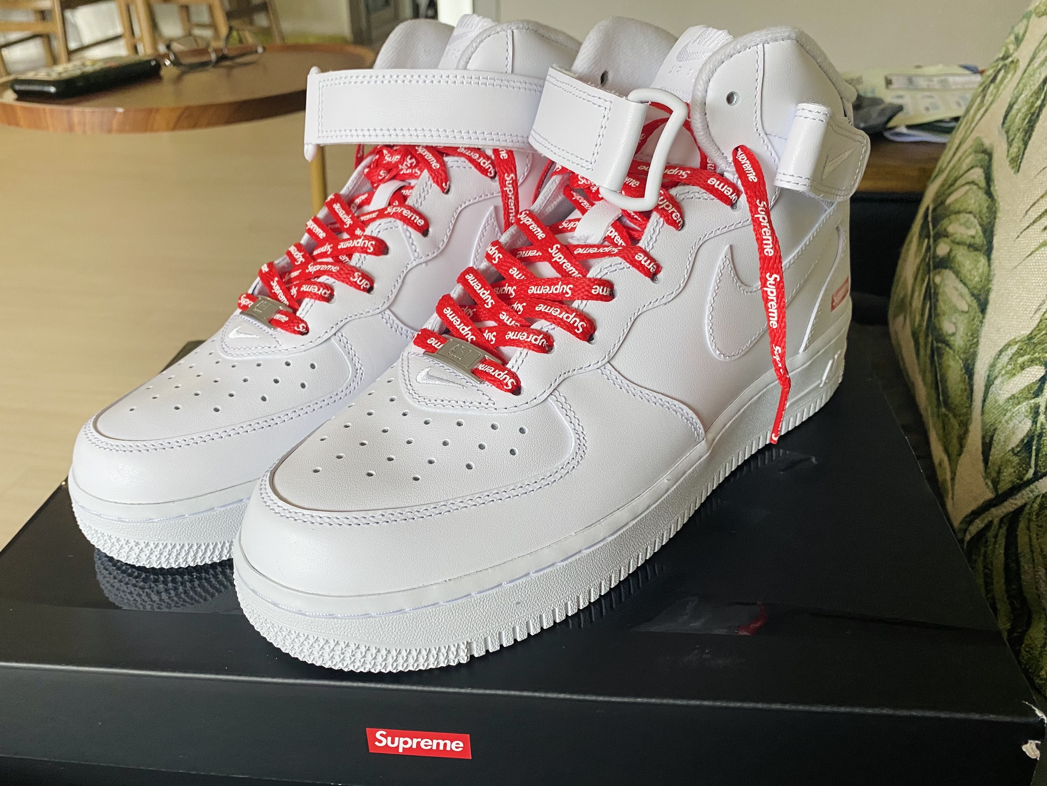 Nike x Supreme Air Force 1 Mid White, Supreme $ Sweatpant Red - 24SS 착용 스타일 - 3