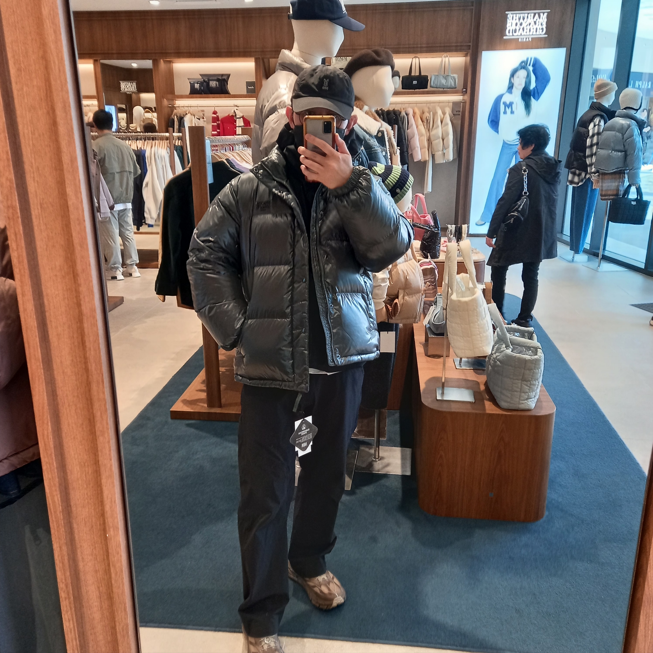 Arc'teryx Cronin Pants Black, Hoka x Satisfy Mafate Speed 4 Lite Rubber 착용 스타일 - 1