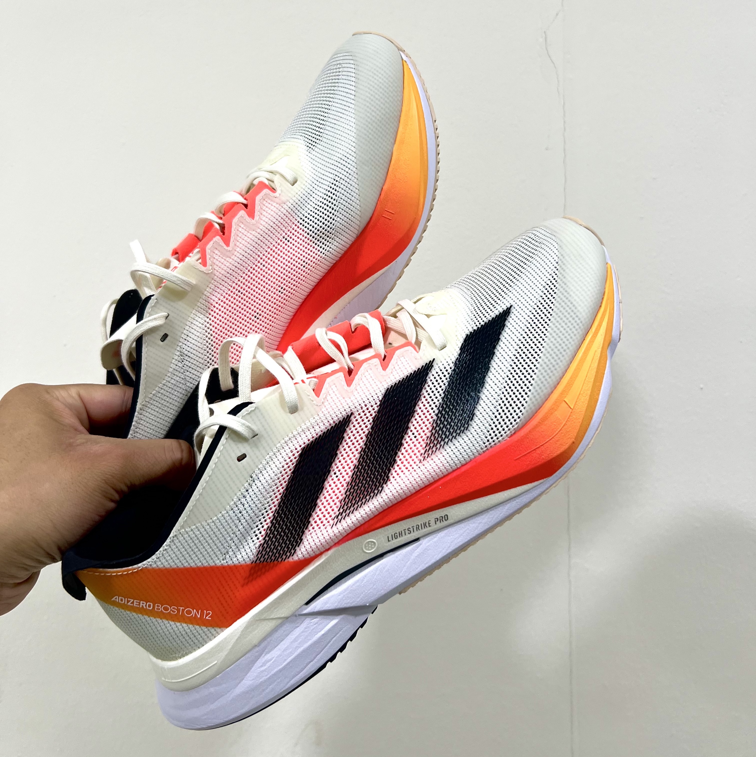 Adidas Adizero Boston 12 Ivory Solar Red 착용 스타일 - 2