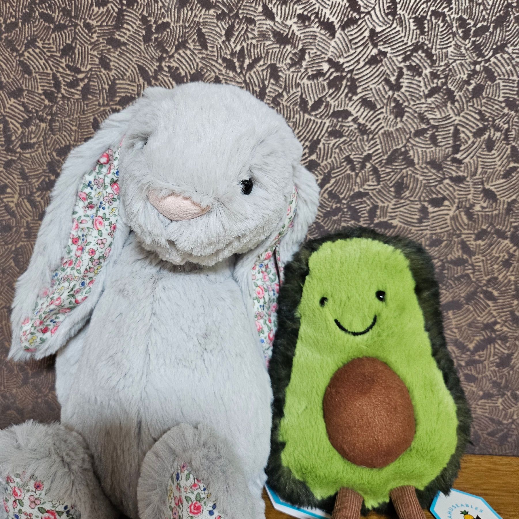Jellycat Amuseable Avocado Small Green, Jellycat Blossom Bunny Silver 착용 스타일