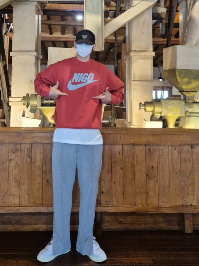 Nike x Nigo Fleece Crewneck Sweatshirt Gym Red (FV5941-687), Nike x Peaceminusone Kwondo1 White 착용 스타일 - 1