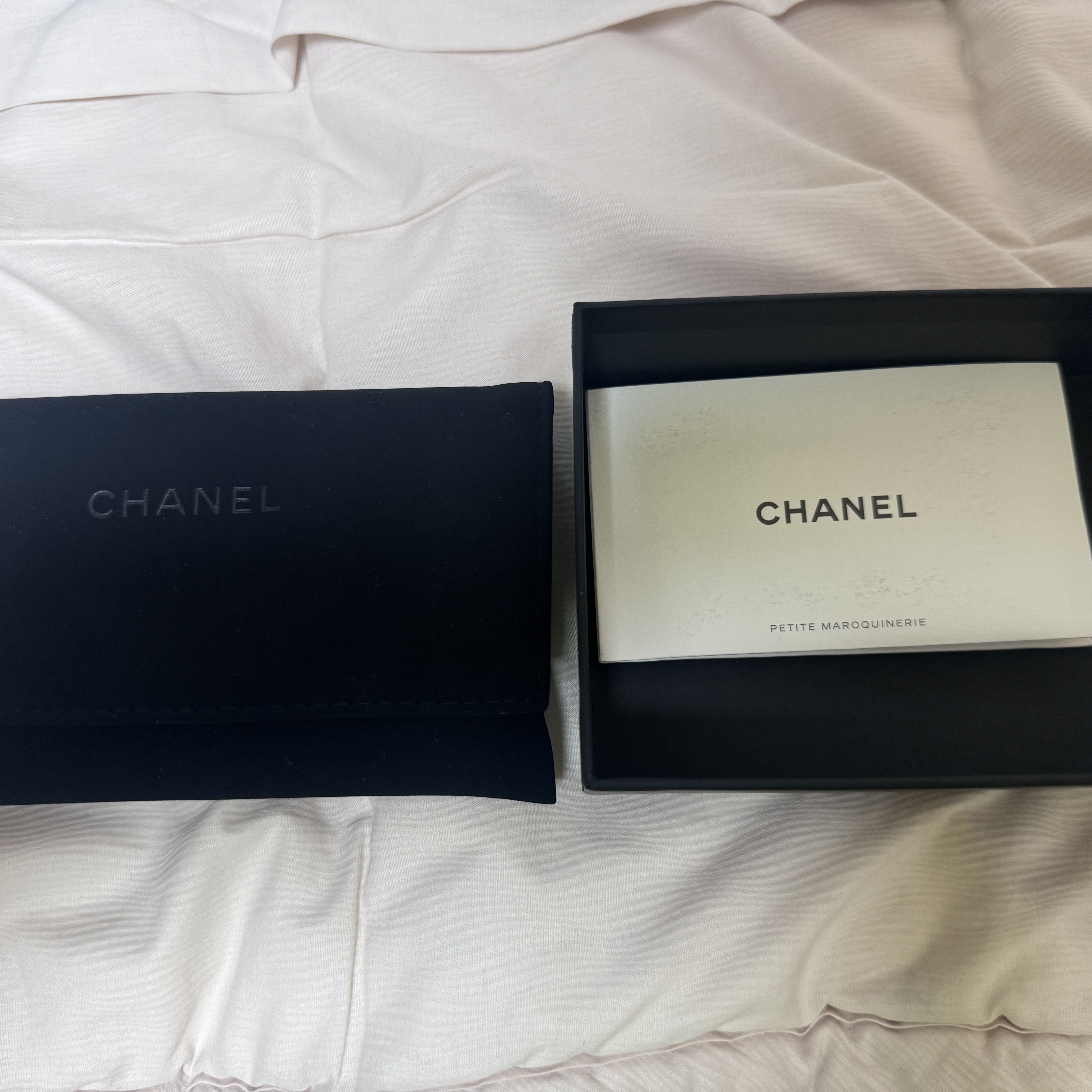 Chanel Classic Card Holder Grained Calfskin & Silver Black 착용 스타일 - 3