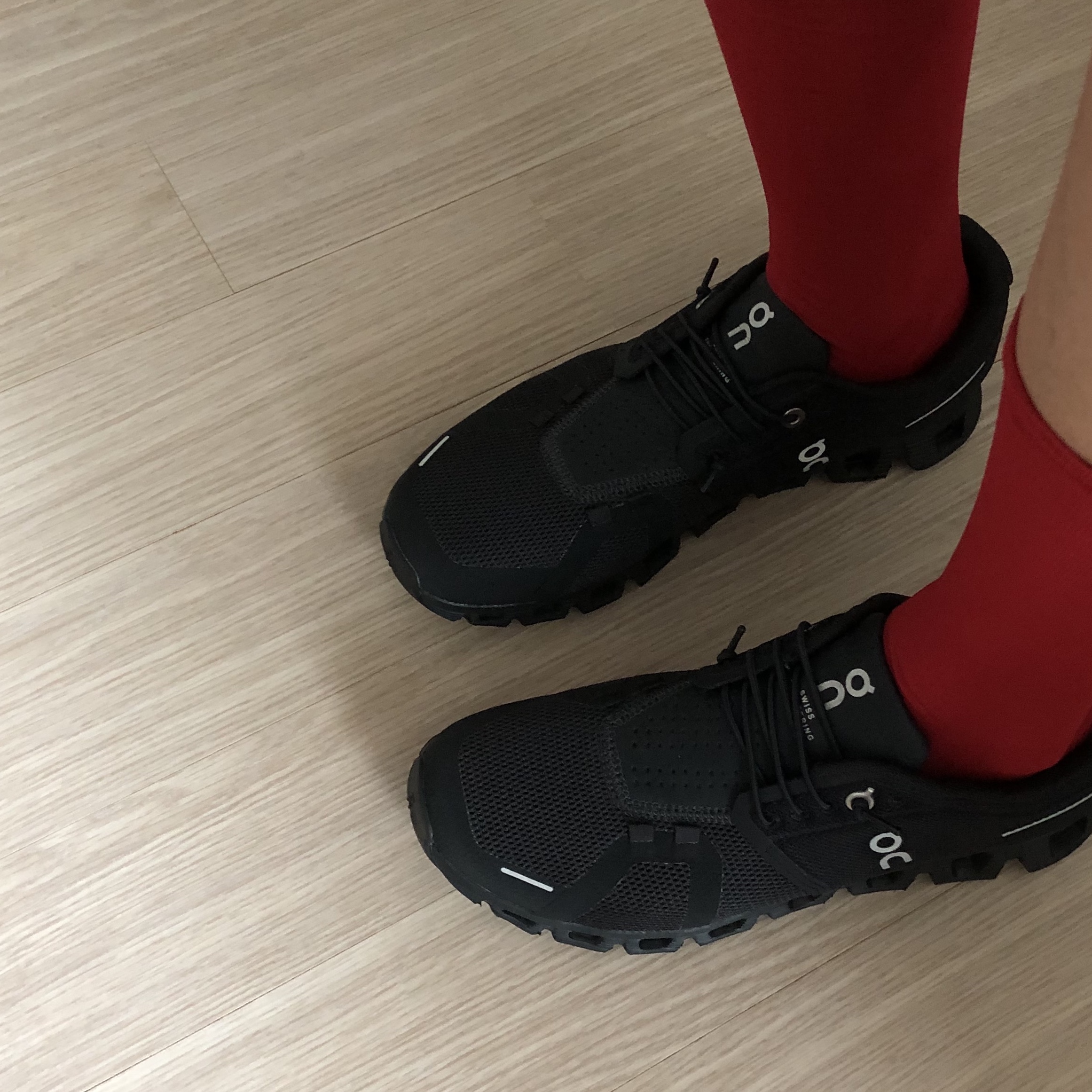(W) On Running Cloud 5 All Black 착용 스타일