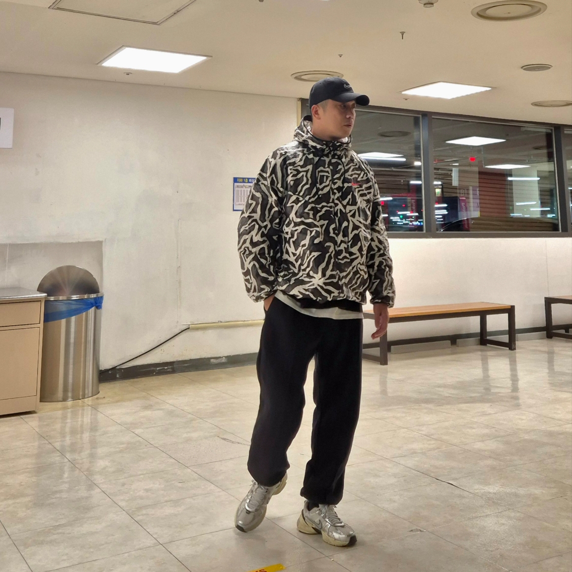 Nike V2K Run Summit White Metallic Silver, Nike Heritage 86 Essential Cap Black 착용 스타일 - 3