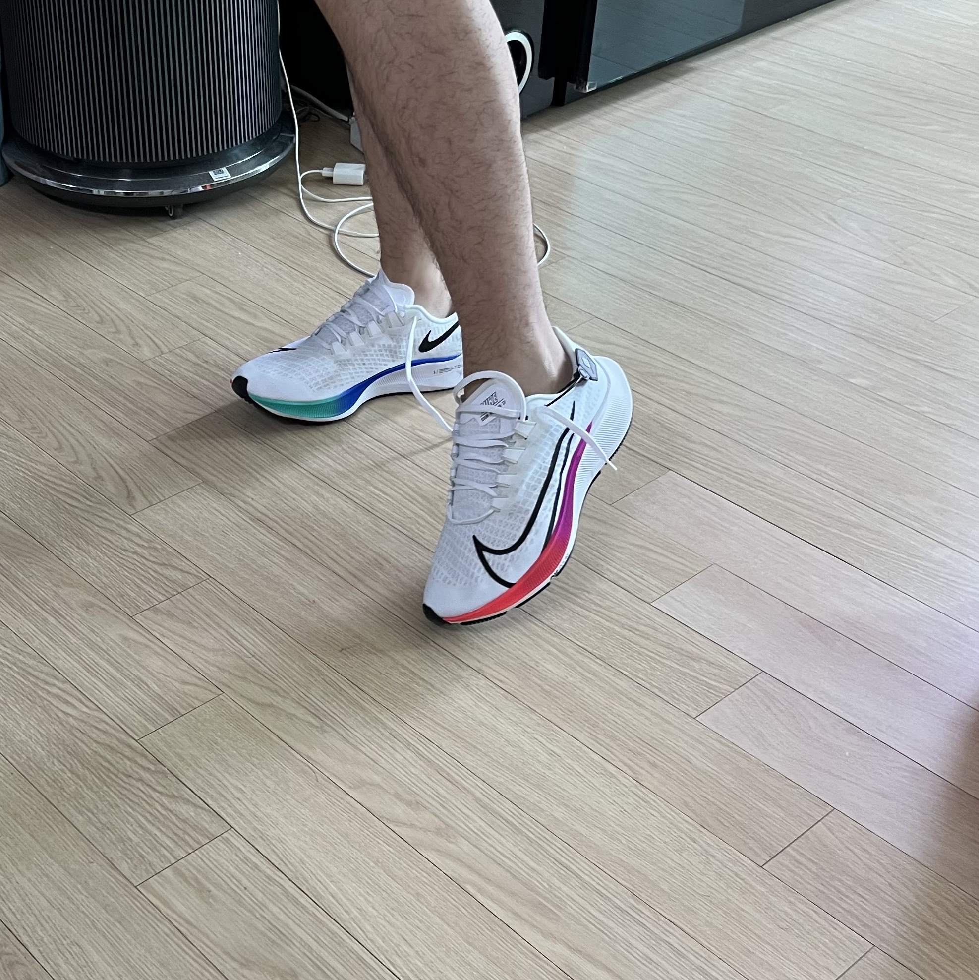 Nike Air Zoom Pegasus 37 White Hyper Violet 착용 스타일 - 3