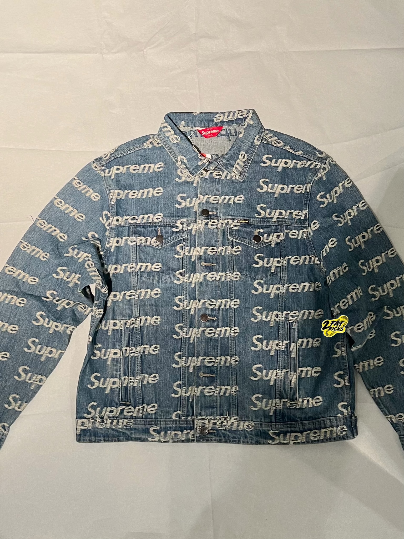 Supreme Frayed Logos Denim Trucker Jacket Blue - 21SS 착용 스타일 - 4