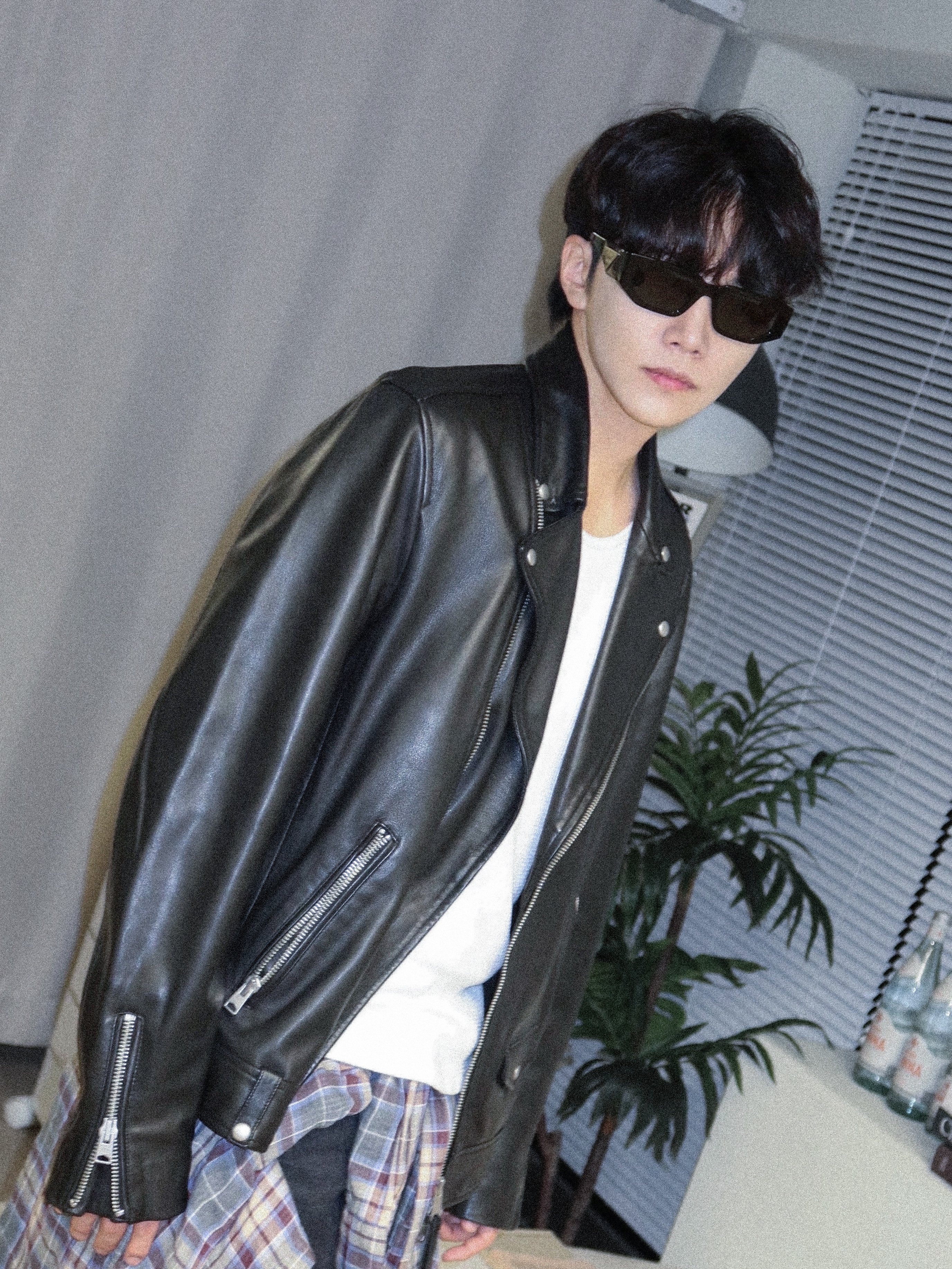 Prada Sunglasses The Triangle Logo Graphite 착용 스타일 - 4