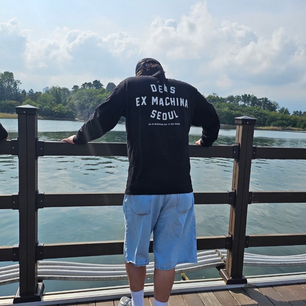 Deus Ex Machina Seoul College Long Sleeve T-Shirt Black 착용 스타일