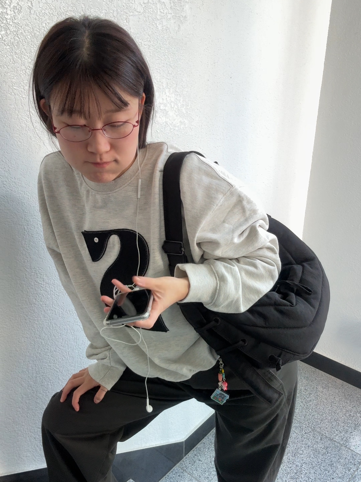 Lemaire Small Soft Game Bag Nylon Canvas Black 착용 스타일 - 2