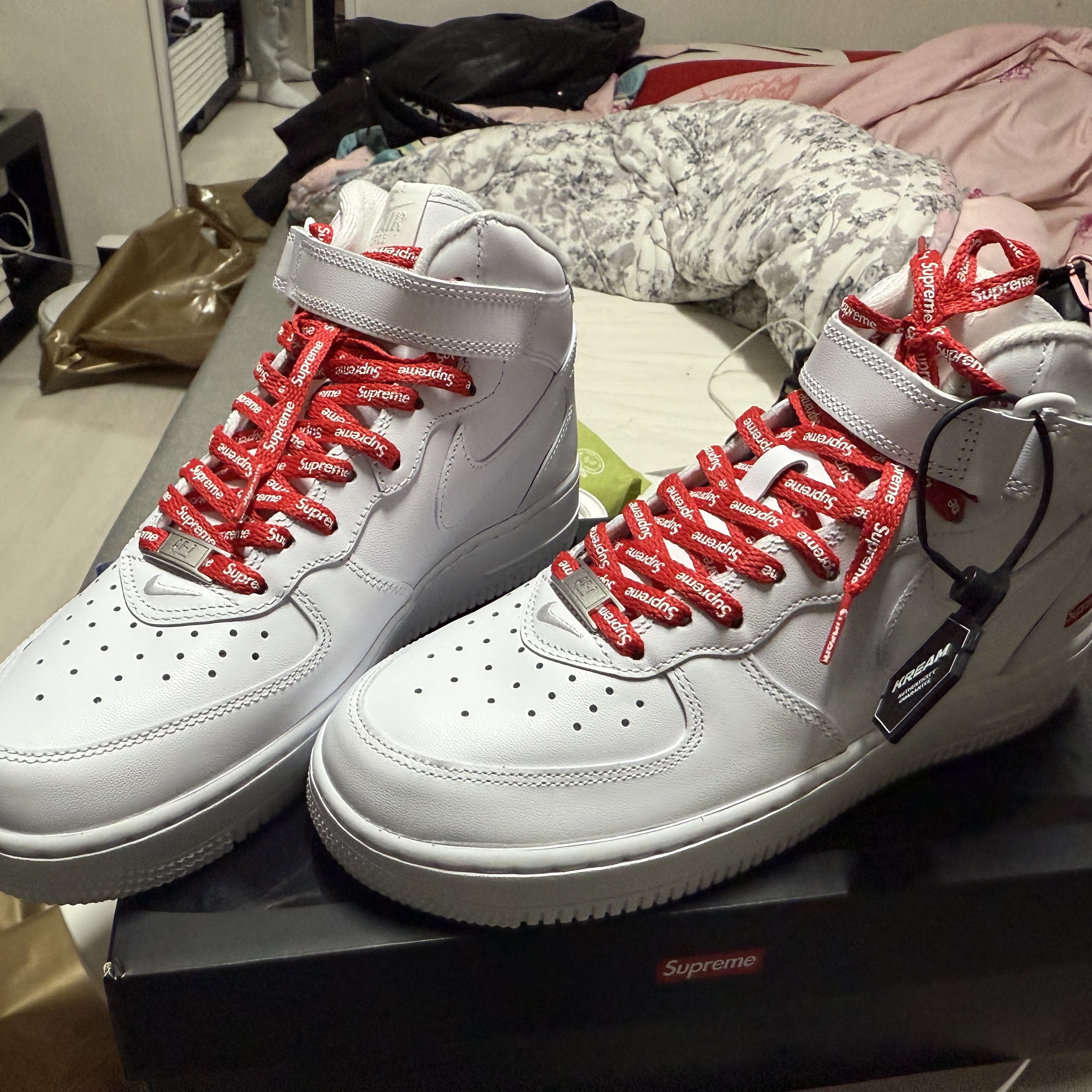 Nike x Supreme Air Force 1 Mid White 착용 스타일 - 2