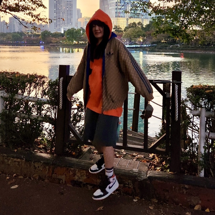 Jordan 1 Retro High OG Electro Orange, Gucci x Adidas GG Canvas Reversible Bomber Jacket Beige Ebony 착용 스타일 - 5