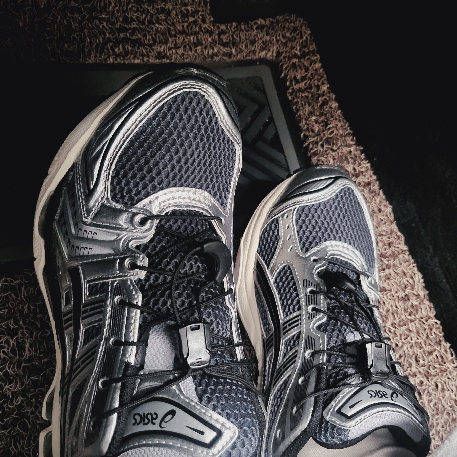 Asics Unlimited Gel-Kayano 14 Carrier Grey Black 착용 스타일