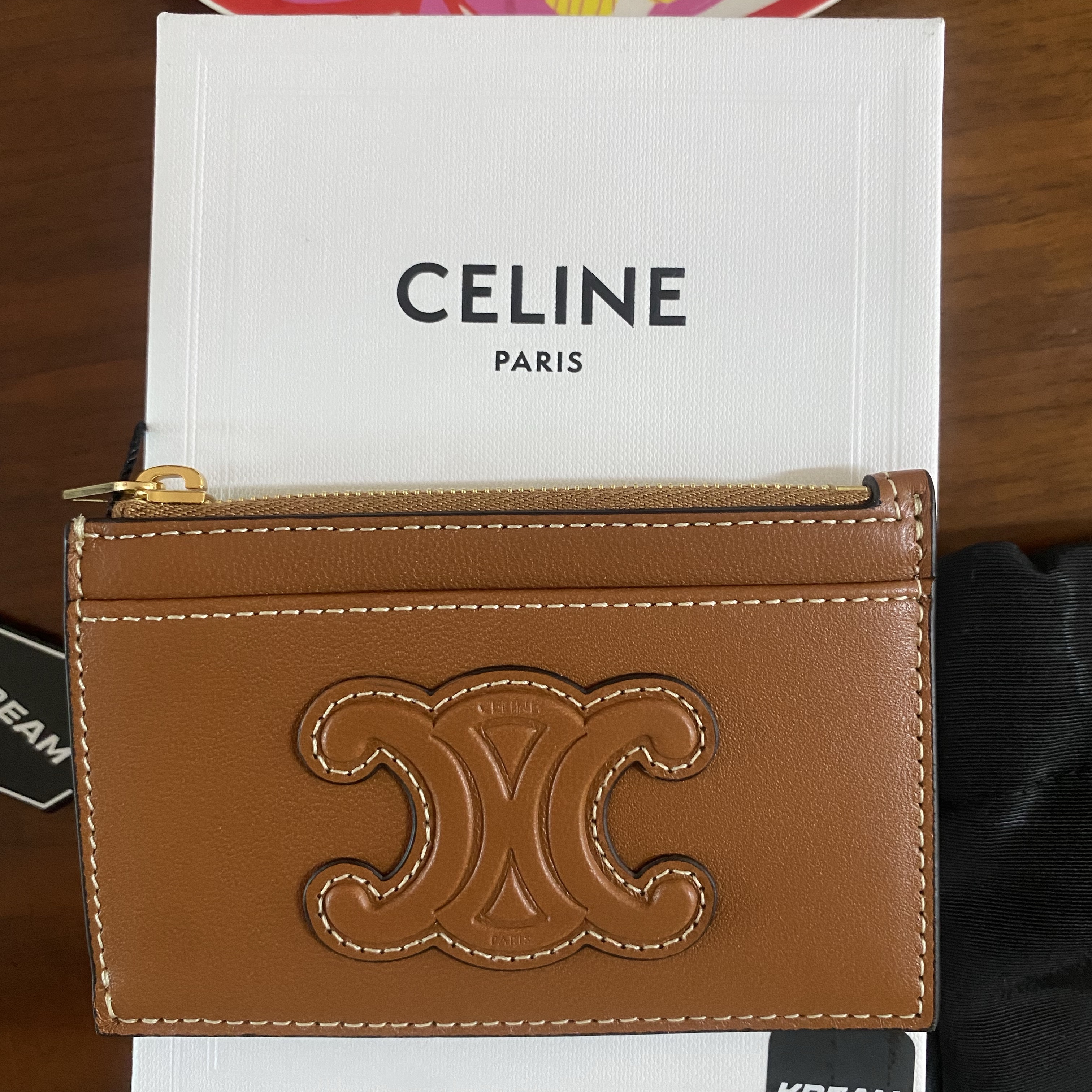 Celine Zipped Card Holder in Smooth Lambskin Tan 착용 스타일