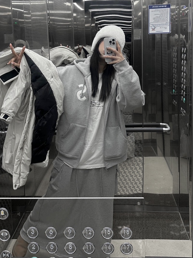 Supreme S Logo Zip Up Hooded Sweatshirt Heather Grey - 23FW, (W) UGG Classic Mini II Boots Chestnut 착용 스타일