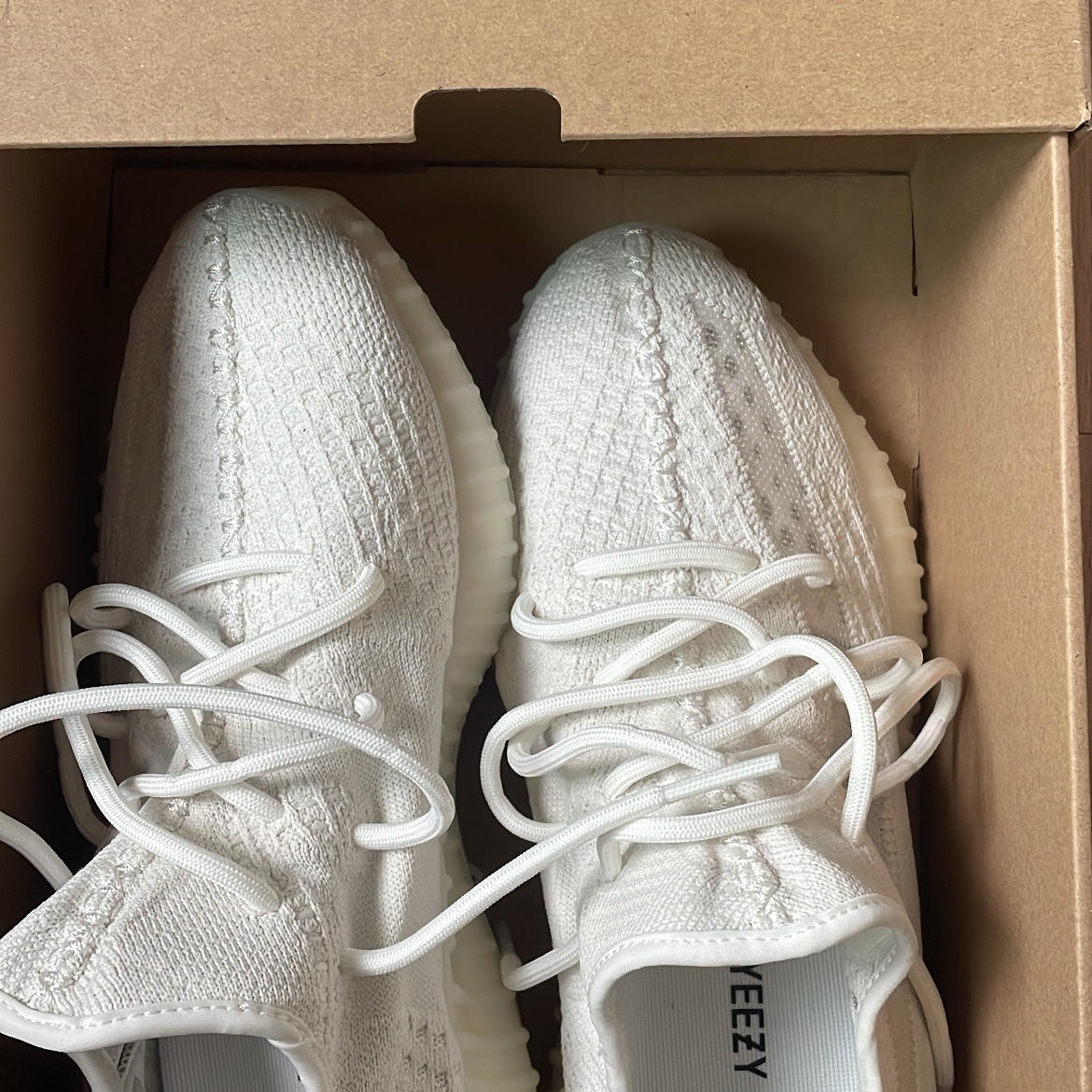 Adidas Yeezy Boost 350 V2 Bone 착용 스타일
