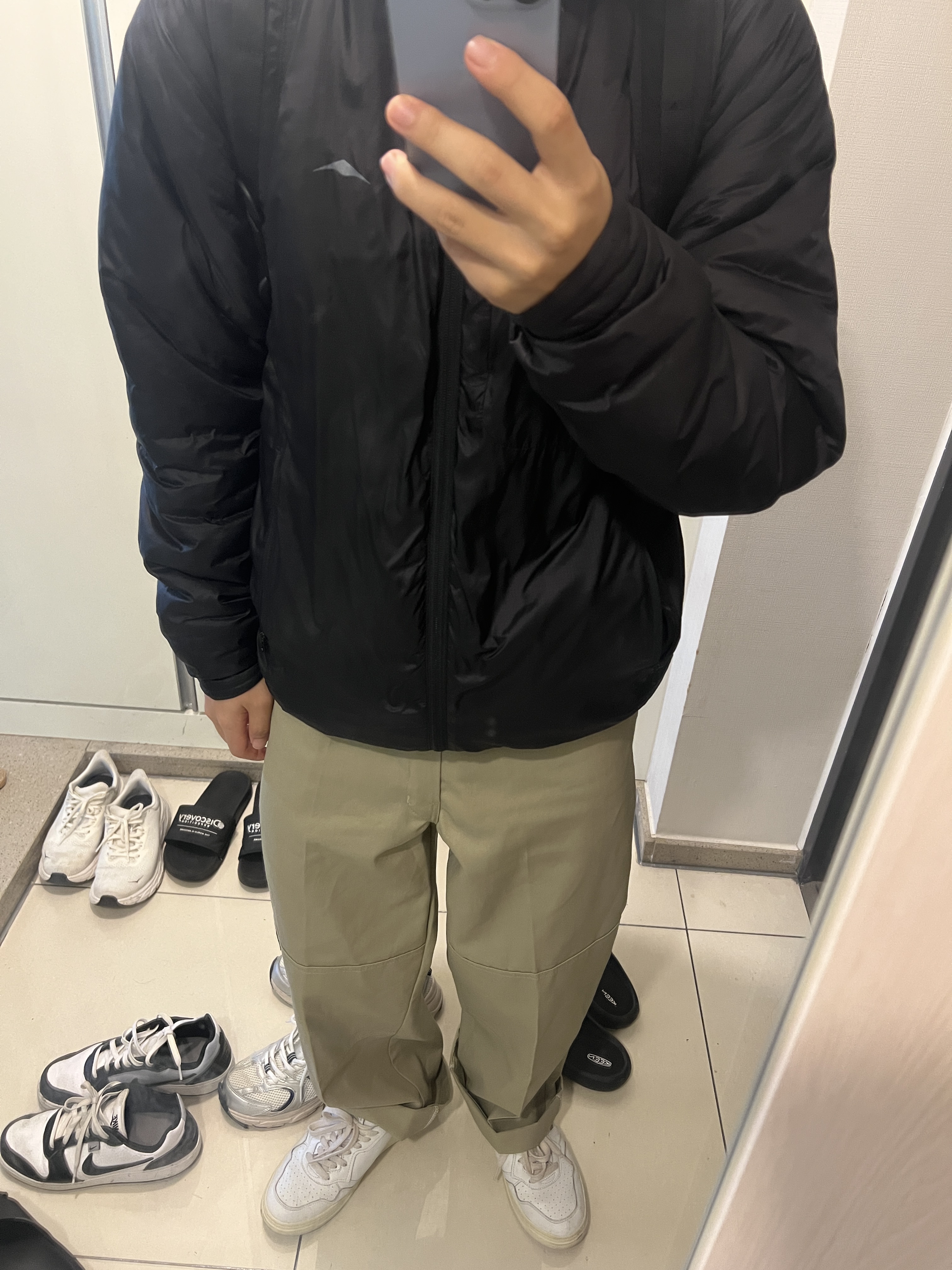 Dickies Loose Fit Double Knee Work Pants Khaki, Autry Medalist Low Leather Sneakers White 착용 스타일 - 2