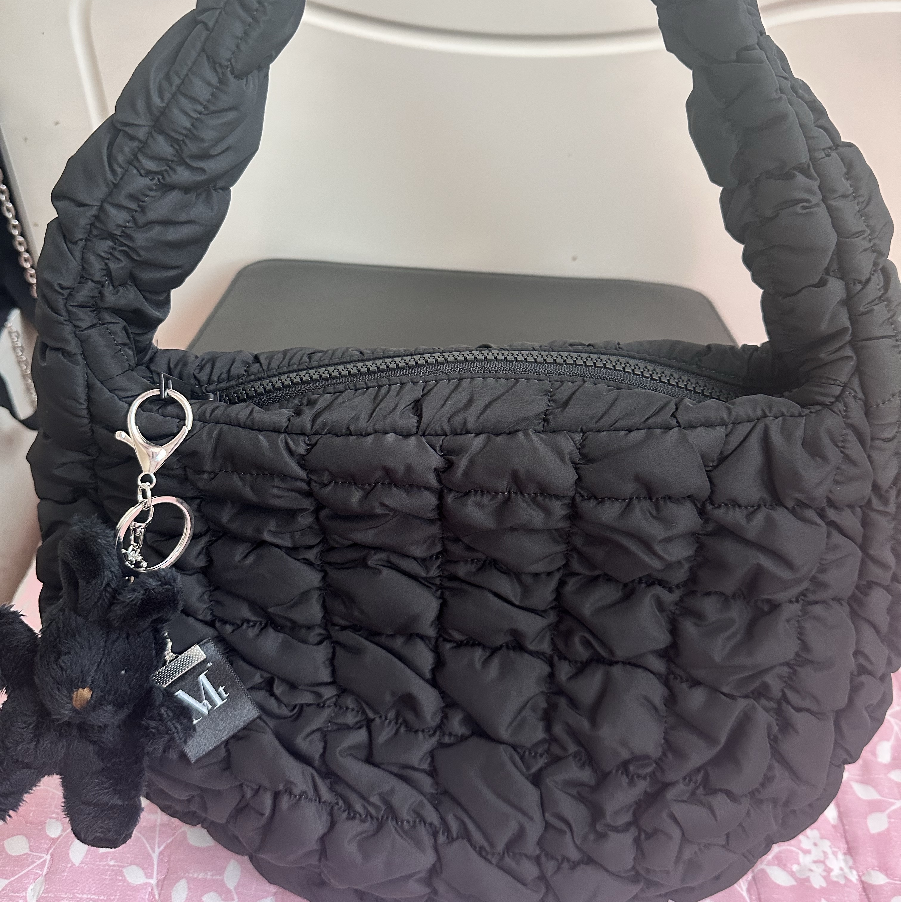 COS Quilted Mini Bag Black 착용 스타일 - 2
