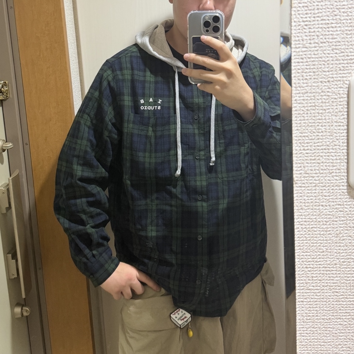 IAB Studio Hoodie Shirt Blackwatch Tartan White 착용 스타일