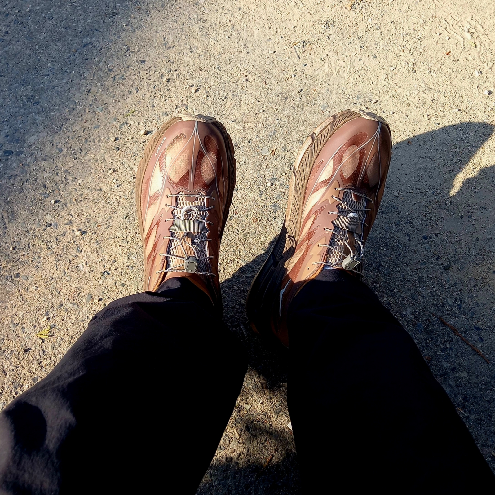 Hoka x Satisfy Mafate Speed 4 Lite Rubber, Arc'teryx Cronin Pants Black 착용 스타일 - 1