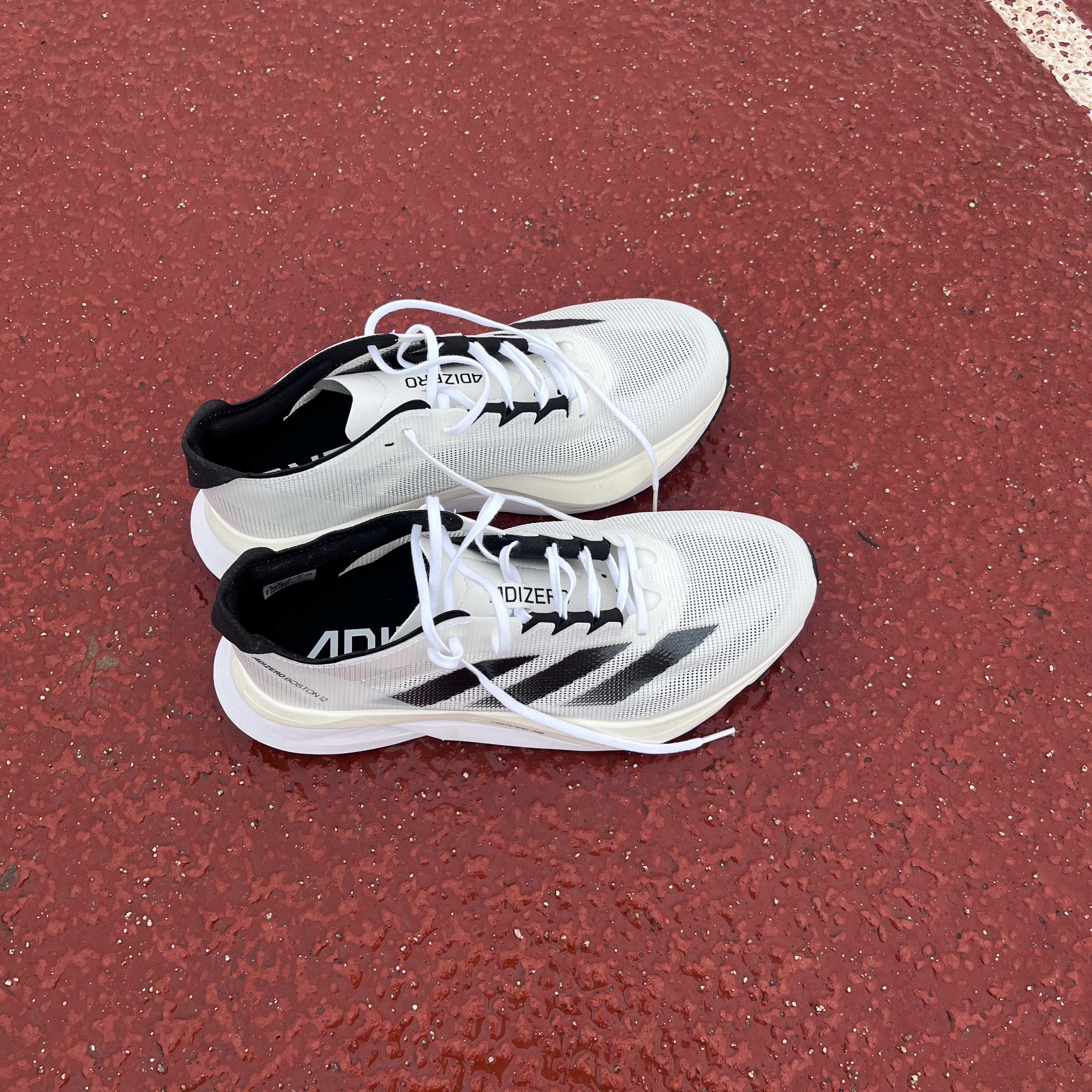 Adidas Adizero Boston 12 Cloud White Core Black Night Metallic 착용 스타일 - 1
