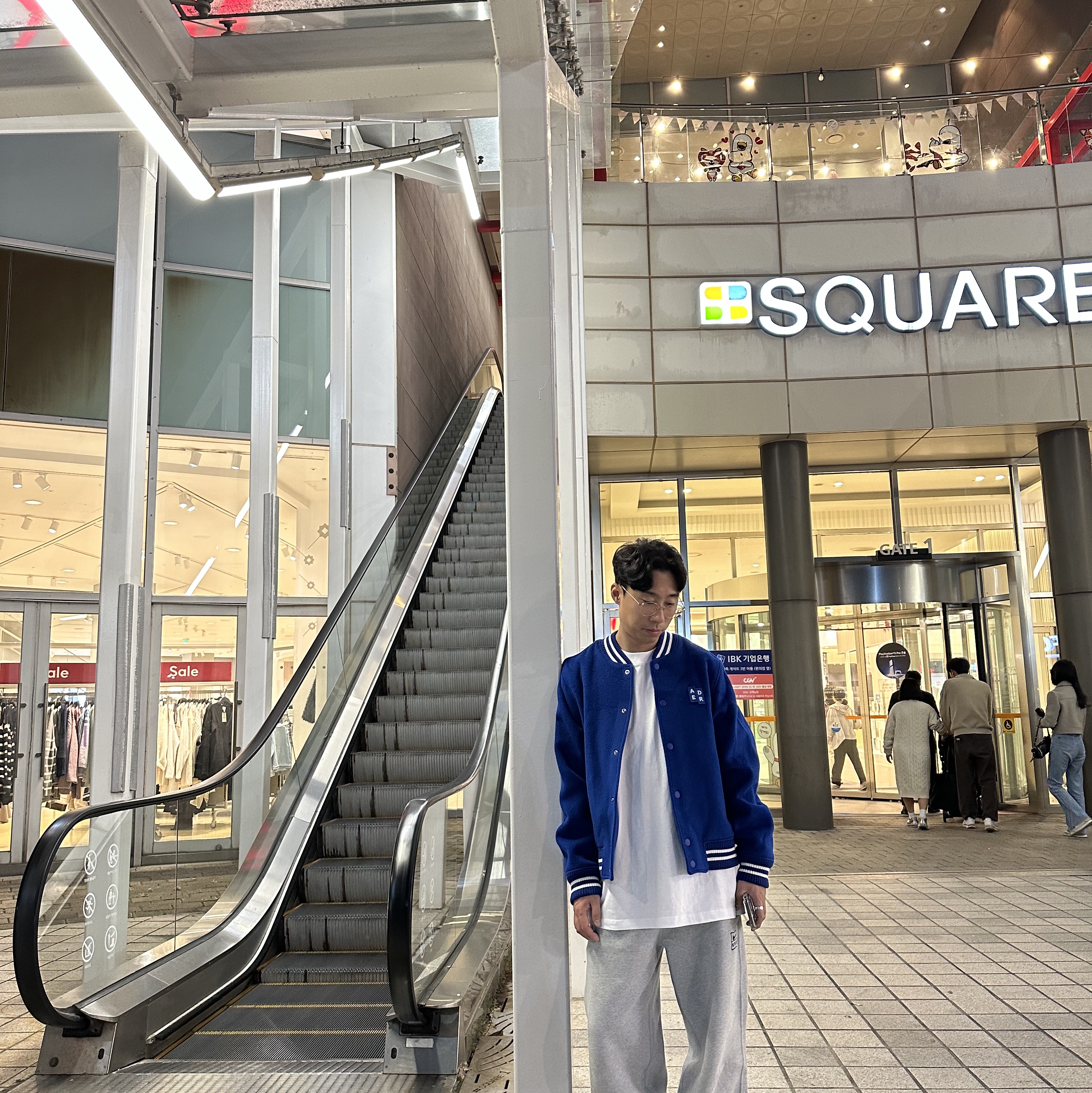 Ader Error Sig; TRS Tag Varsity Jacket 01 Z-Blue, Nike x Stussy NRG Fleece Pants Dark Grey Heather (DO9340-063) 착용 스타일 - 3